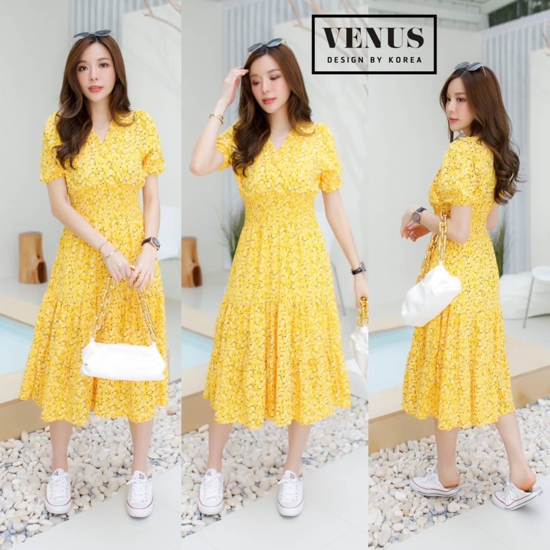'm Lady By Venus Flora Maxidress แม๊กซี่เดรสพิมพ์ลายดอกไม้ คอวีทรงป้ายอก ช่วงอกแต่งจั๊มยืดตามตัวนะคะ แม๊ทกับรองเท้าผ้าใบก็น่ารักคะ
