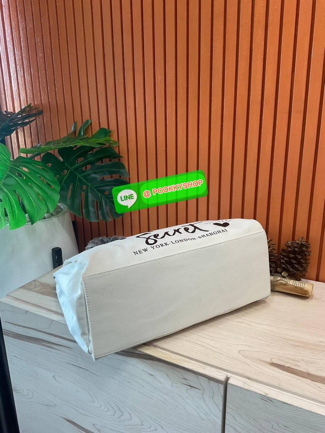 Victoria's Secret New! VS Patch City Tote - CREAM กระเป๋าทรง shopping สไตล์ victoria's secret แปลกใหม่อินเทรนด์ สินค้านำเข้า งาน ชน shop ดีไซน์สวย เก๋ น่ารัก เรียบหรู ใส่ของได้จุใจ เหมาะสำหรับสาวๆทุกคนที่มีของเยอะ งานเย็บเนี๊ยบ แข็งแรงทนทาน ใช้ไ