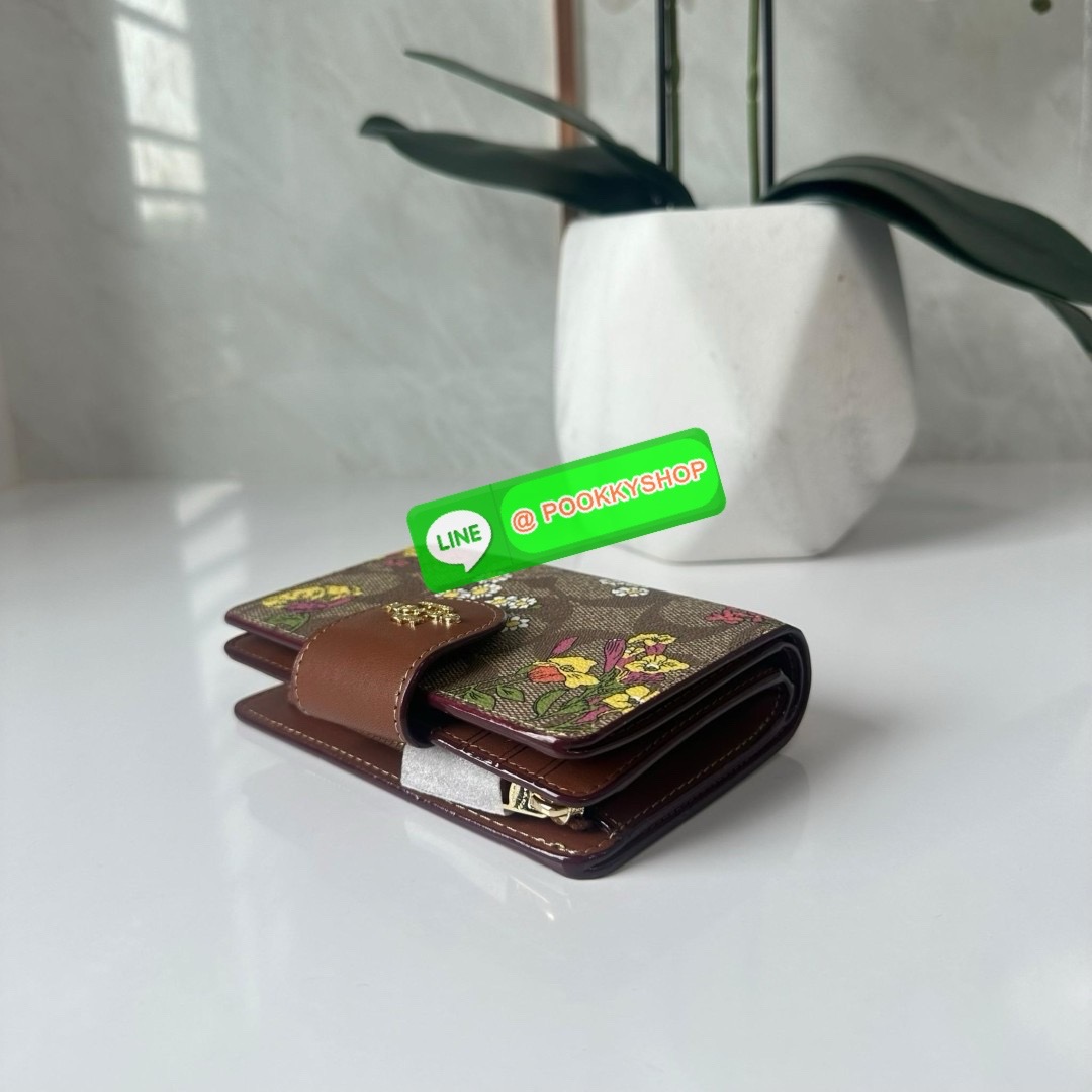 COACH MEDIUM CORNER ZIP WALLET IN SIGNATURE CANVAS WITH FLORAL PRINT(CR935) 🔖กระเป๋าสตางค์ใบกลางคอลเลคชั่นใหม่ปริ้นลายดอกไม้ 🔖วัสดุ:แคนวาสสลับหนังแท้ 🔖เปิด-ปิดด้วยกระดุมแป็ก 🔖ภายในมีช่องใส่บัตร ช่องใส่ธนบัตร และช่องซิป