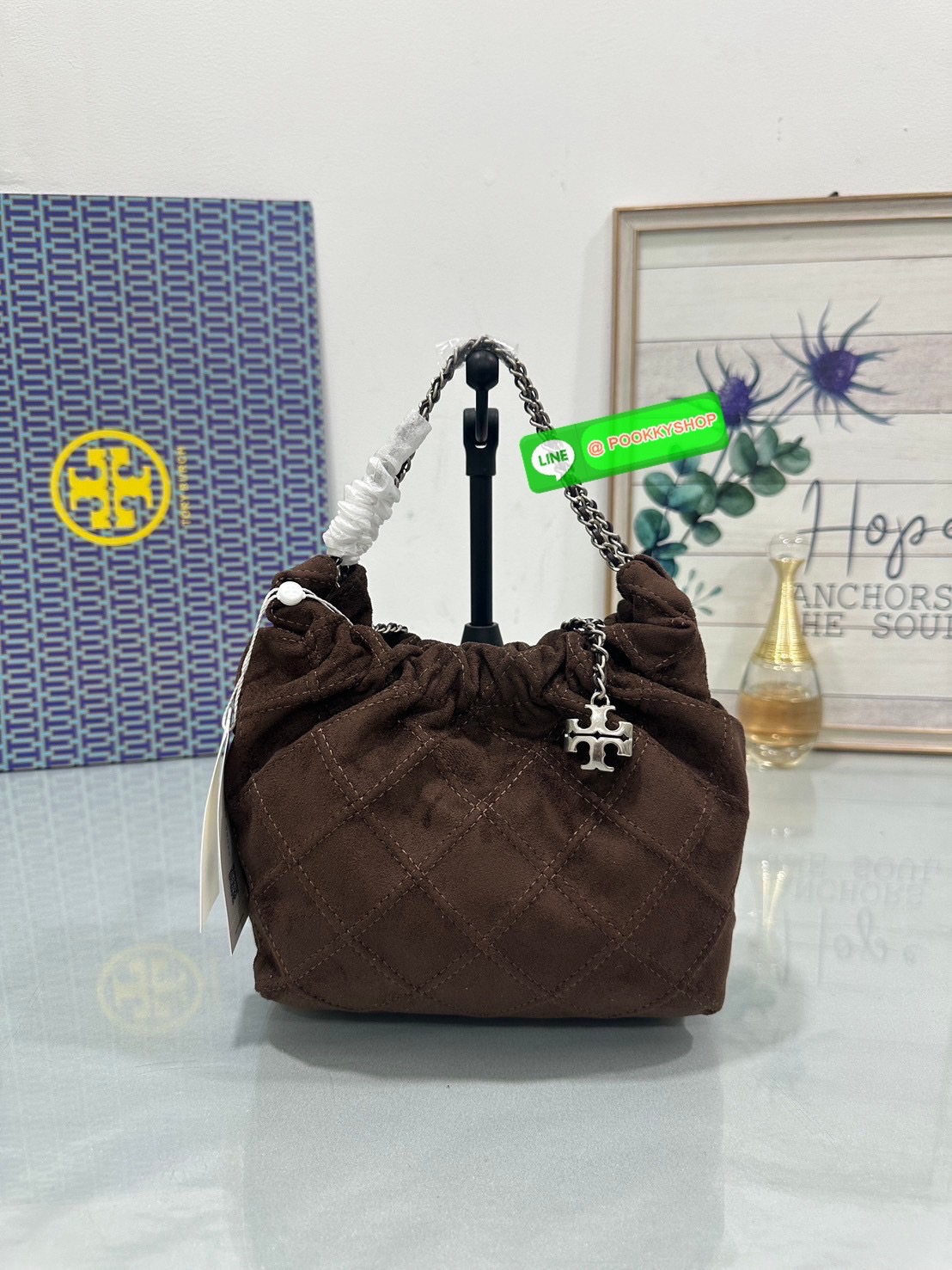 Tory Burch Fleming Drawstring Bag ผลิตจากหนังนิ่ม ตกแต่งด้วยลายไดมอนด์และสายโซ่