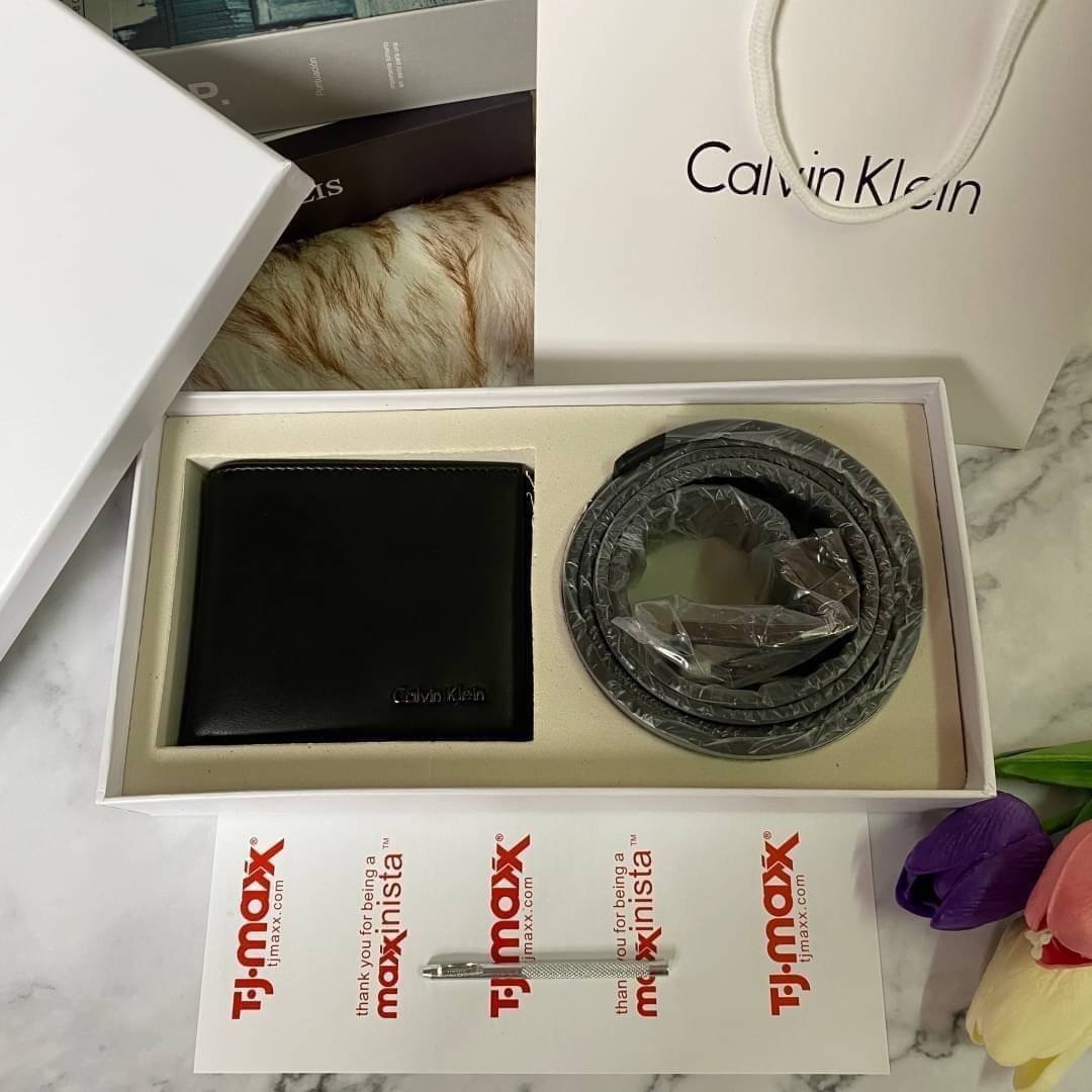 Calvin Klein Leather Belt & Wallet Set Setกระเป๋าสตางค์+เข็มขัด กระเป๋าสตางค์ด้านหน้าปั๊มชื่อแบรนด์ มีช่องใส่บัตร ช่องใส่ธนบัตร 2 ช่อง และช่องเก็บเหรียญ เข็มขัดหนังแท้ปั๊มแบรนด์ สามารถสลับใช้ได้ทั้ง 2 ด้าน เข็มขัดปรับระดับได้ 5 ระดับ มาพร้อมที่เจาะรูจ้า