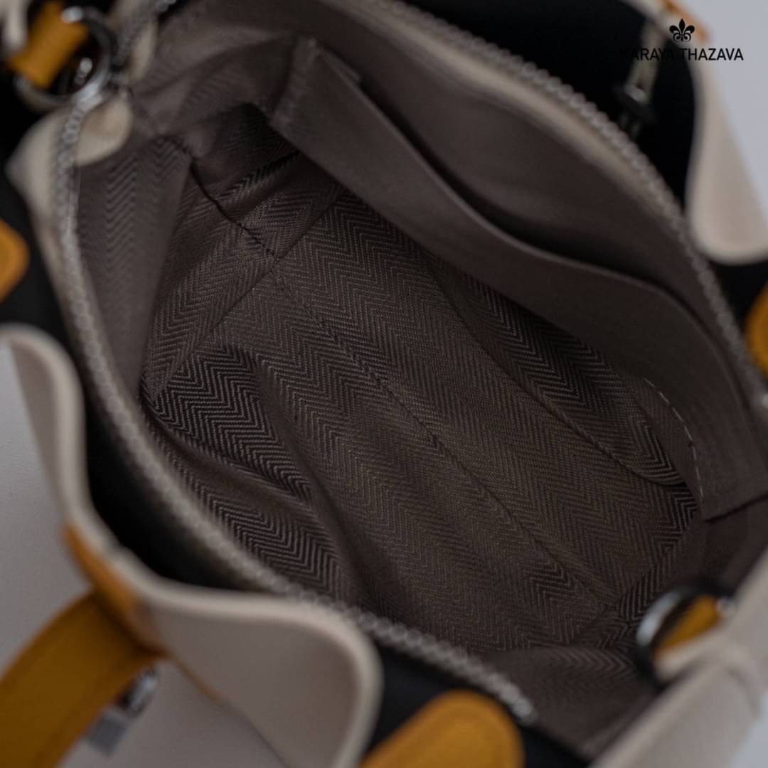 แบรนด์แท้ KARAYA รุ่นใหม่ ทรงถัง ภายในกว้างจุของได้เยอะคะ แถมฟรีพวงกุญแจ น่ารักมาก