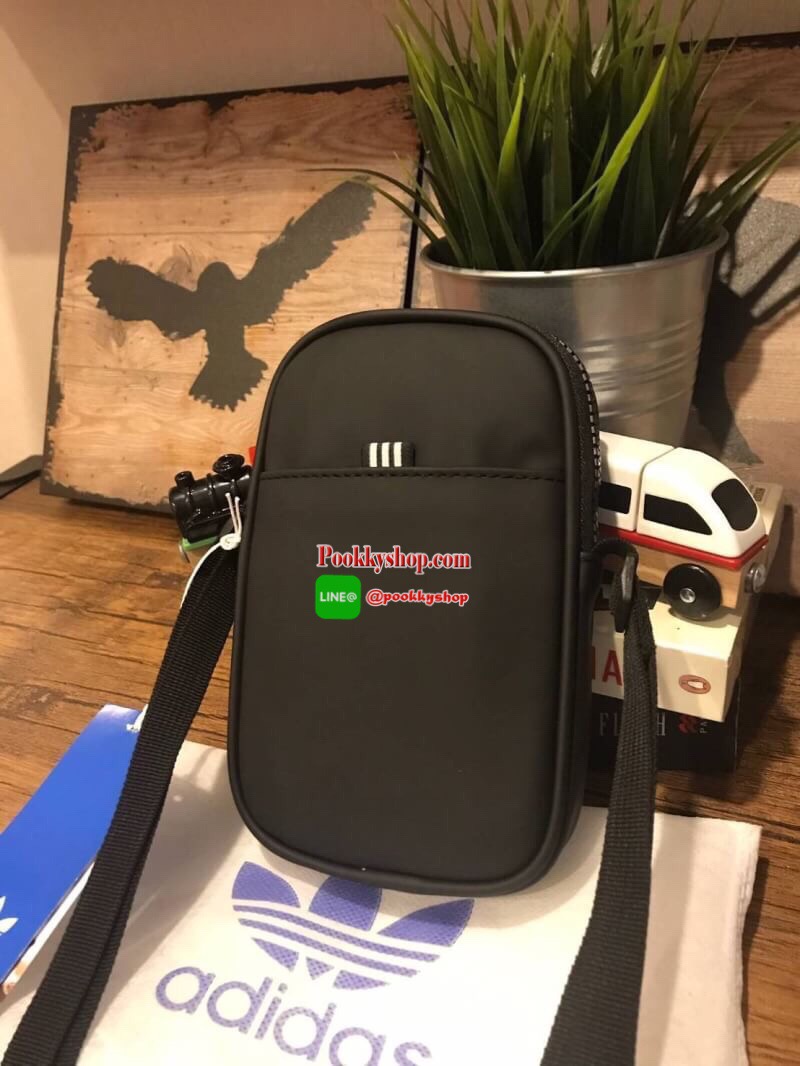 Adidas 3d airliner mini shoulder bag กระเป๋าสะพายรุ่นใหม่ขนาดมินิ สไตล์ ISSEY MIYAKE ใช้ได้ทั้งชายและหญิง ขนน้ำหนักเบา ด้านหน้าประดับโลโก้แบรนด์ตัวนูน เปิดปิดด้วยซิป้ดียวใช้งายง่าย ใช้อะไหล่ปั้มแบรนด์สวยดูดี สายสะพายปรับได้ Freesize ภายในมีป้ายแบรนด์ ใส่ม