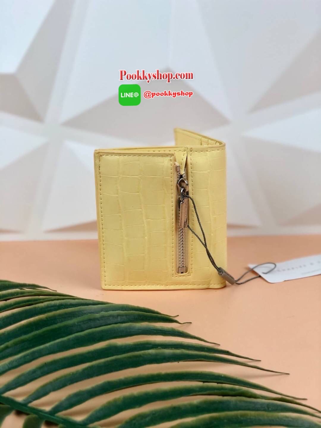 CHARLES & KEITH CROC-EFFECT SMALL WALLET กระเป๋าเงินใบสั้น วัสดุหนังพิมพ์ลายจรเข้ (สีมัลติหนังเรียบ) ด้านหลังมีช่องซิปใส่เหรียญ รุ่นนี้เปิดปิดแบบกระดุม ด้านในมีช่องใส่บัตรได้ 6 ใบ และช่องใส่ธนบัตรได้ตามยาว ไม่ต้องพับแบงค์เลยค่า น่ารัก ใบประทัดรัด ห้ามพลาด