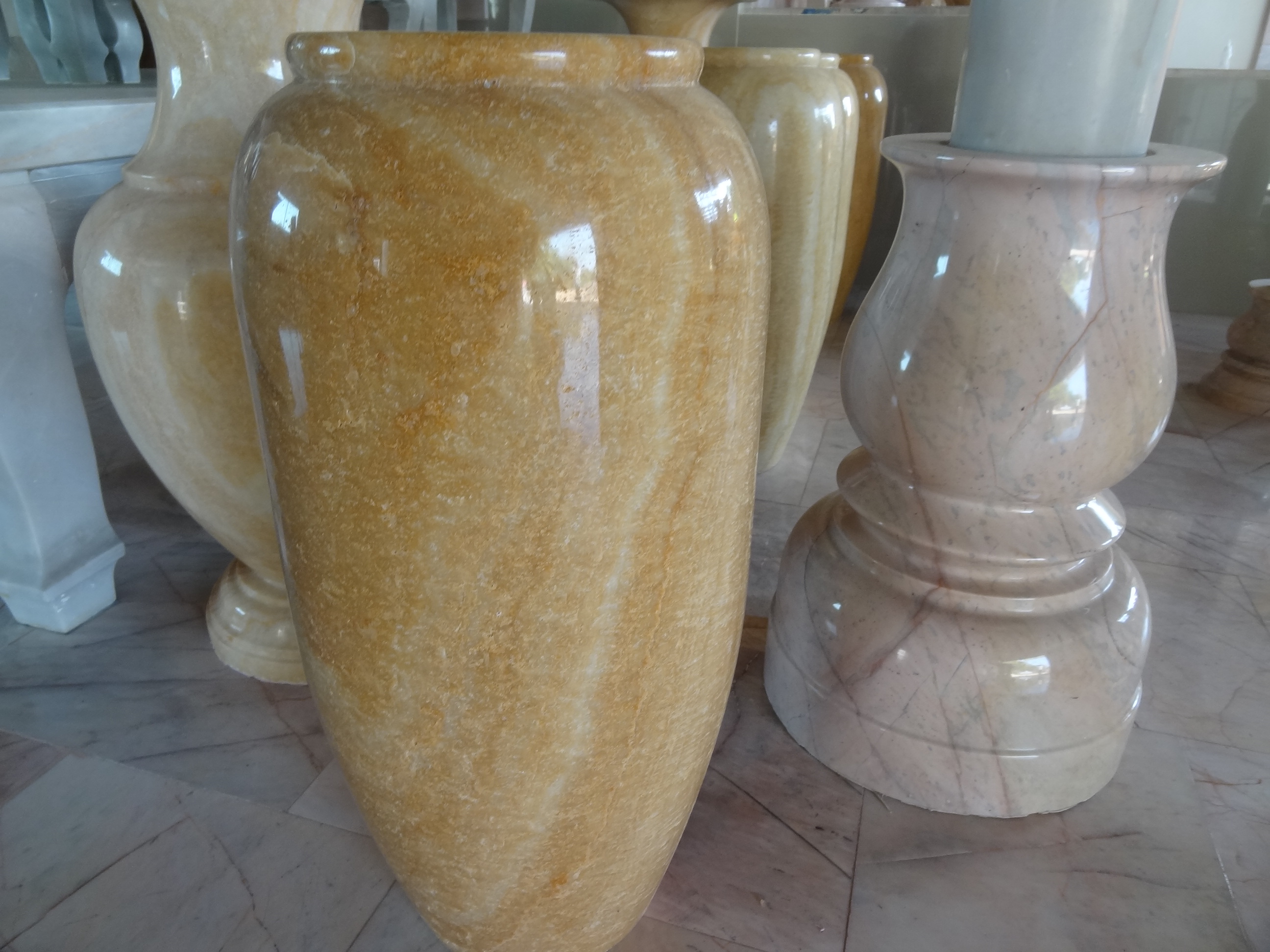 แจกันหินอ่อน 1 คู่ ขนาดสูง 50 เซนติเมตร กว้าง 20 เซนติเมตร หยกน้ำผึ้ง