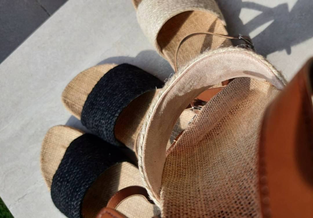 แบบใหม่ มาแล้วคะ พร้อมส่งคร่าา !! รองเท้าแตะลำลอง style korea มากกก ทรงสวม รัดข้อเท้า พื้นกระสอบเก๋ๆ เว้ารับเท้า เก๋มากๆ สวยมากๆ ใส่สบายมากๆ ใส่สบายๆๆชิวๆ