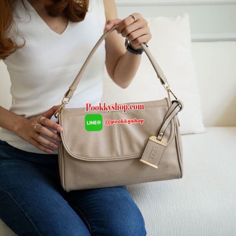LUXE อีกหนึ่งรุ่นที่ขายดีมากๆ กับช่องการใช้งานที่รับรองว่าถูกใจค่ะ Regular city bag มาพร้อมสายสะพาย 2 เส้น สายสั้นบุนุ่มไหล่ สะพายแล้วไม่ปวด สายยาวปรับระดับได้ มาพร้อมช่องใช้งานที่จัดระเบียบของอย่างดี หนังเป็นทรงตั้งได้