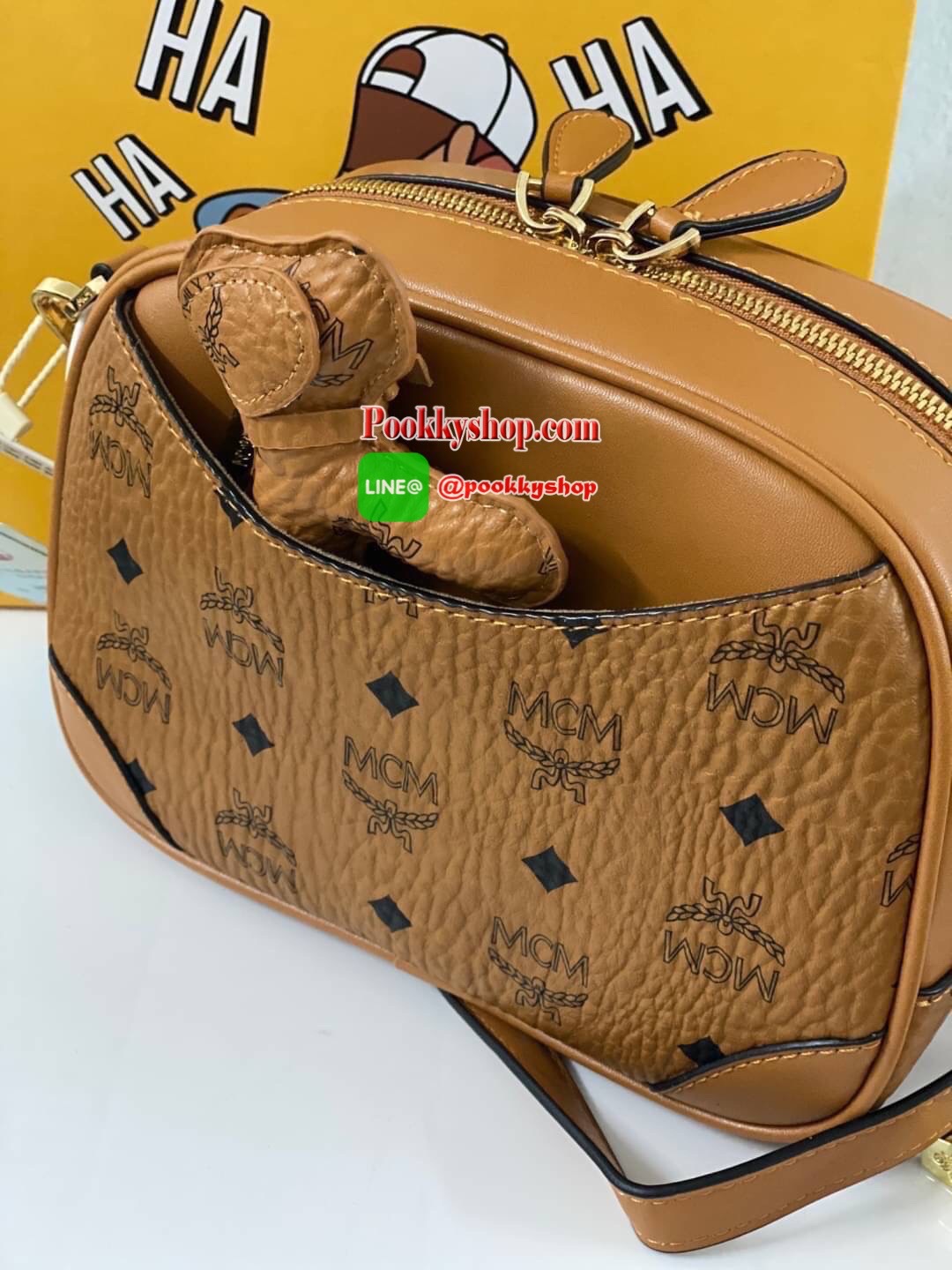 New !! MCM crossbody with box กระเป๋าสะพาย วัสดุหนังแกะแท้ ลายแบรนด์ทั้งใบ ภายในสามารถใส่มือถือได้ทุกรุ่น มีช่องเล็กให้ใส่ของจุกจิกด้านใน มาพร้อมสายสะพายถอดออกได้ ปรับระดับได้ค่ะ เป็นอีกรุ่นที่น่าใช้มากๆเลยทีเดียว ได้ไปรับรองไม่ผิดหวังเลยจร้า สินค้าพร้อมส