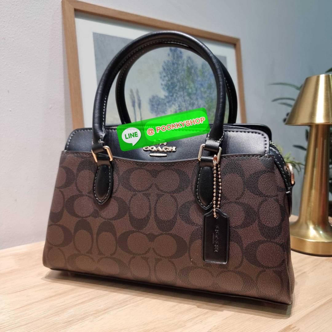 COACH CH503 MINI DARCIE CARRYALL IN BLOCKED SIGNATURE CANVAS คอลเลคชั่นใหม่ กระเป๋าสะพายทรงถัง ไซส์มินิ ดีไซน์ออกมาดูหรูมาก วัสดุหนังแคนวาสเคลือบผิว สวย คลาสสิค มาพร้อมสายสะพายข้างและหูหิ้วในตัว ถอดออกถือคล้องแขนเก๋ๆ หรูๆยังได้ ภายในเป็นช่องโล่ง แบ่งสัดส่