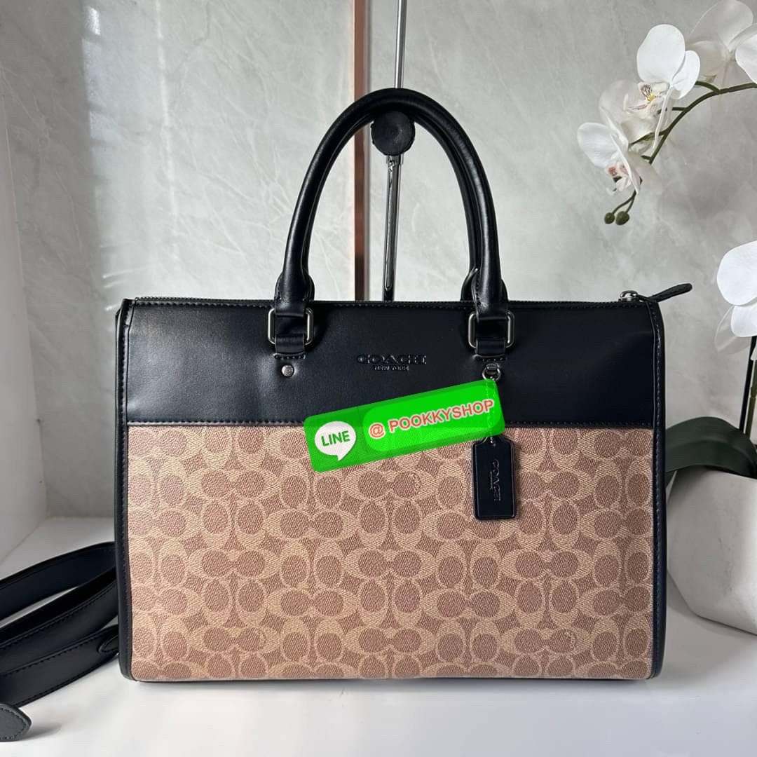 Coach Gotham Folio In Signature Canvas c2682 🔖กระเป๋าใส่เอกสาร Gotham เป็น กระเป๋าเอนกประสงค์ทำให้จัดเก็บเอกสารได้อย่างเรียบง่าย 🔖วัสดุ: แคนวาสตัดหนังแท้ 🔖เปิด-ปิดแบบซิป ด้านบน ภายในมีช่องแยกใส่เอกสารมีพื้นที่สำหรับใส่แล็ปท็อปขนาด