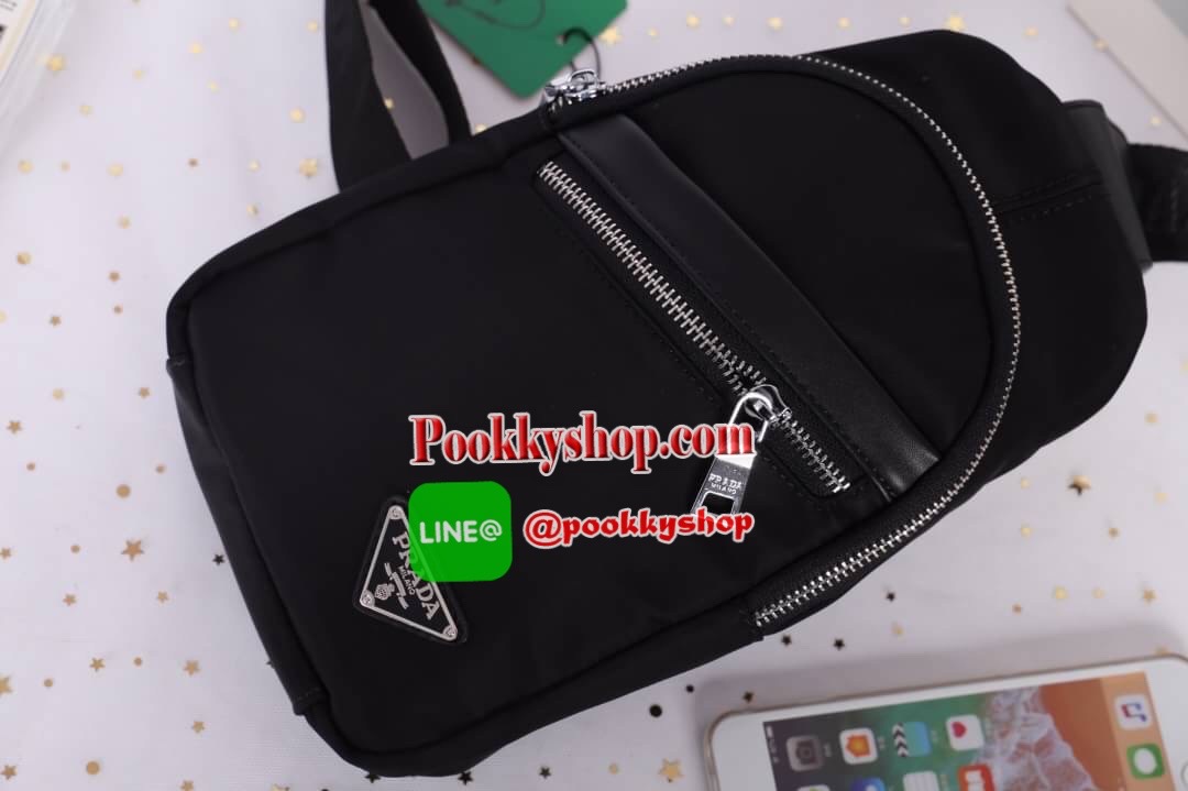 Prada nylon mini sling backpack สินค้า Premium gift 100% กระเป๋าคาดตัว คาดไหล่ คาดอก ทำจากวัสดุผ้าไนลอนคุณภาพดี น้ำหนักเบา อะไหล่เงิน มีช่องใส่ของด้านหน้า ช่องกระเป๋าสามารถจุของได้พอประมาณ ใส่ Iphone + ของจุกจิก ปากกา ได้สบายเลยค่ะ สายสามารถปรับได้ พิมพ์ล