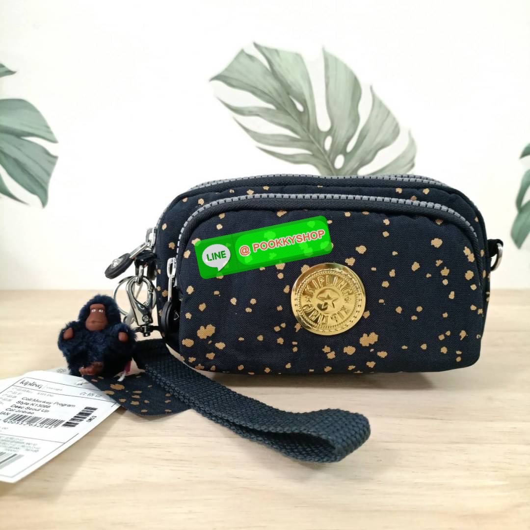 KIPLING Monkey program Seoul up clutch & sling bag รุ่น 2 ซิป (ขนาด 7 นิ้ว) กระเป๋าคล้องมือ หรือ สะพายข้าง ขนาดเล็ก วัสดุ Nylon & Polyester 100% ใช้งานได้ 2 รูปแบบ มีสายสลับเปลี่ยนได้ทั้งแบบคล้องมือ และ สะพายข้าง ตามโอกาสการใช้งาน
