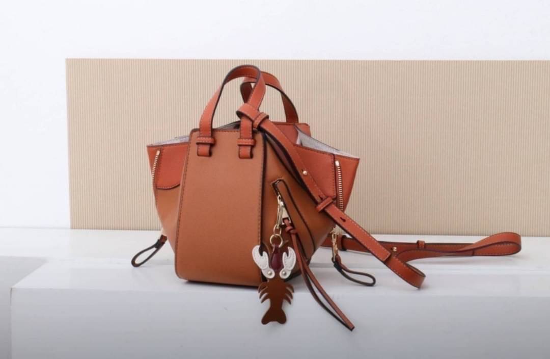 มาอีกรอบละจร้าาา Hammock รุ่นนี้ถามกันไม่เลิก เลยตั้งใจผลิตมาอีกครั้ง สวยๆทุกสี งายดีสวยเนี๊ยบทรงแป๊ะมาก พิเศษ..เลยจร้า แถมฟรี !! ตัวห้อยกุ้งน้อย เพิ่มความโดดเด่นขึ้นไปอีก ... งานนี้รับรองไม่ผิดหวัง ดีเทลรายละเอียดสวยมาก