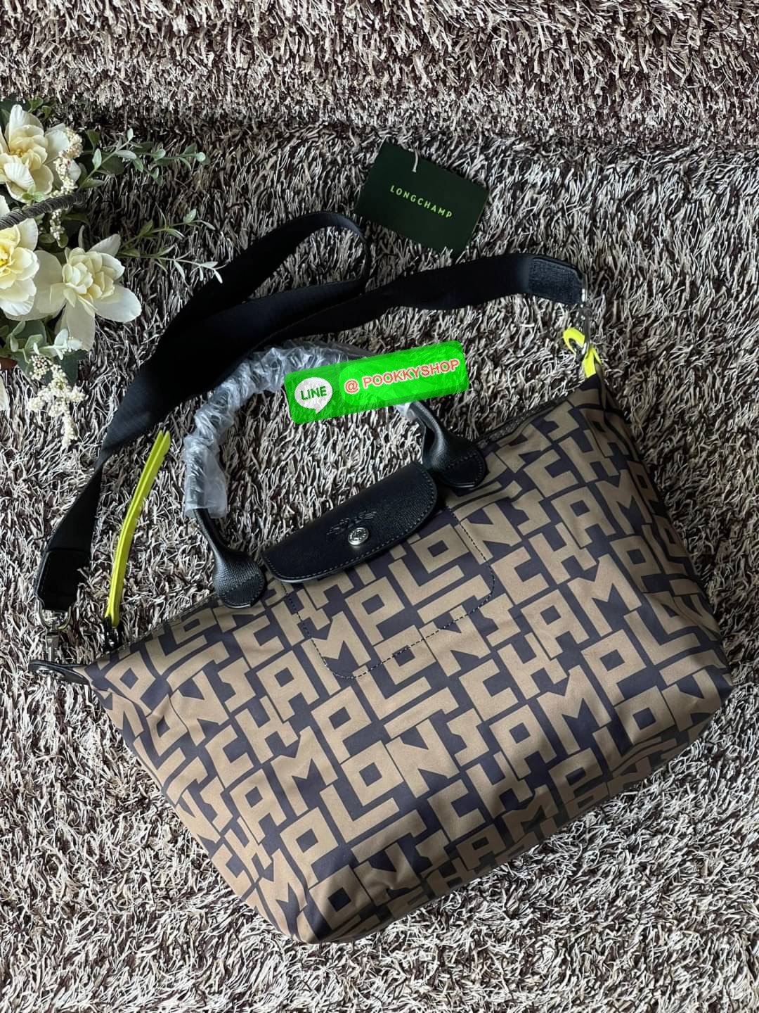 💕Longchamp LE PLIAGE LGP TOP HANDLE BAG M พบกับคอลเลคชั่นใหม่ล่าสุด มีดีไซน์ที่เรียบหรูและคลาสสิก แฝงด้วยลูกเล่นแบบเฟมินีน แถมยังมีน้ำหนักเบาอย่างไม่น่าเชื่อ มาพร้อมกับหูจับกระเป๋าคู่และฝาปิดแบบกระดุม กระเป๋าถือใบนี้สามารถใช้ถือแบบทั่วไป มีสายสะพา