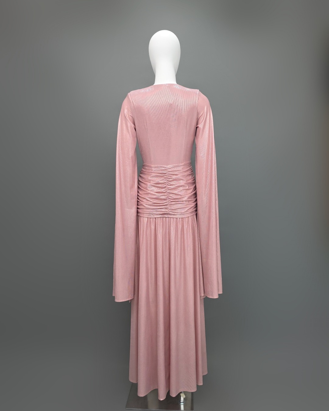 เดรสแฟชั่น แม็กซี่เดรสเสื้อคอวีป้าย แขนยาวเป็นผ้าคลุมในตัว กระโปรงเข้ารูปตรงสะโพก ผ่าหน้าขา ชายกระโปรงบาน