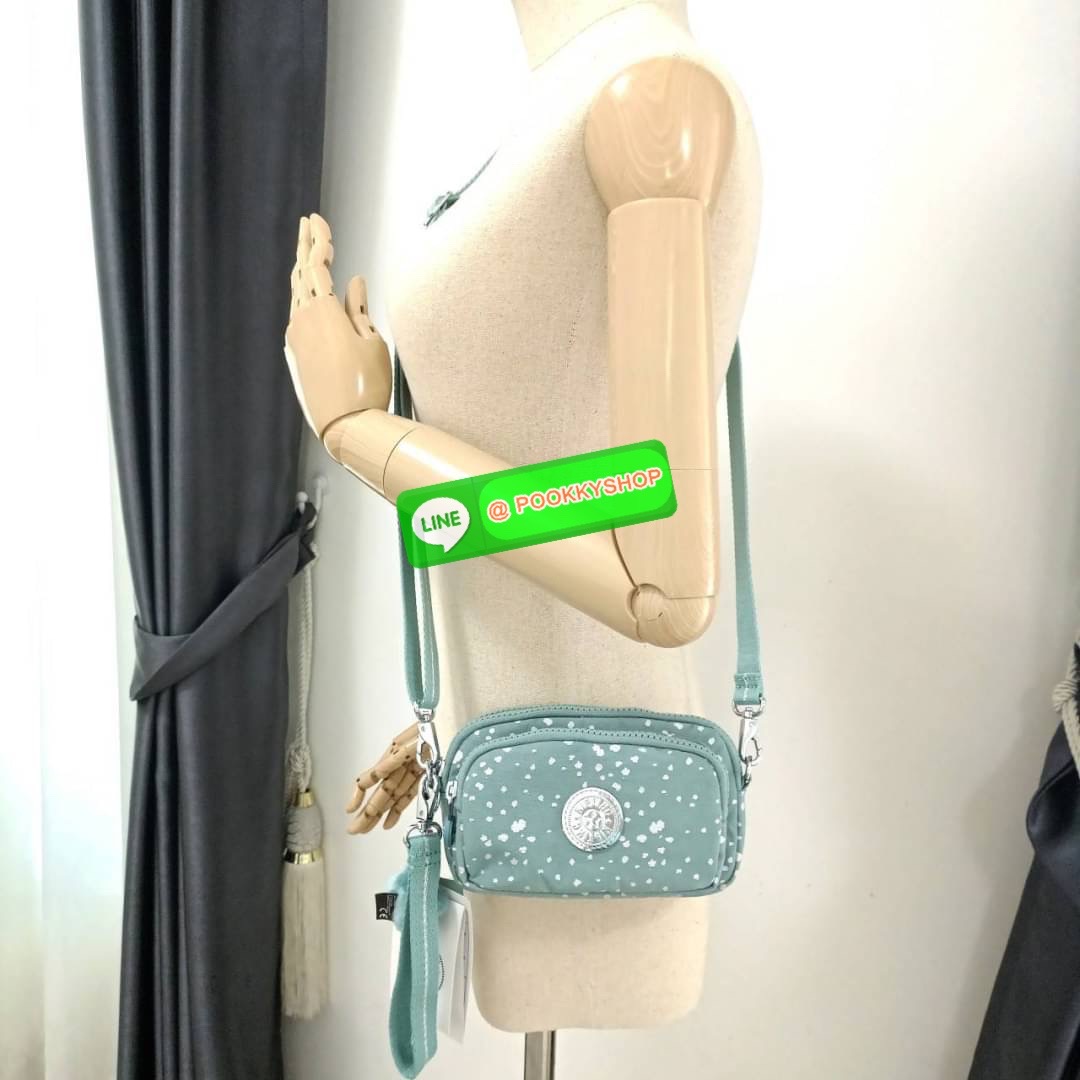 KIPLING Monkey program Seoul up clutch & sling bag รุ่น 2 ซิป (ขนาด 7 นิ้ว) กระเป๋าคล้องมือ หรือ สะพายข้าง ขนาดเล็ก วัสดุ Nylon & Polyester 100% ใช้งานได้ 2 รูปแบบ มีสายสลับเปลี่ยนได้ทั้งแบบคล้องมือ และ สะพายข้าง ตามโอกาสการใช้งาน