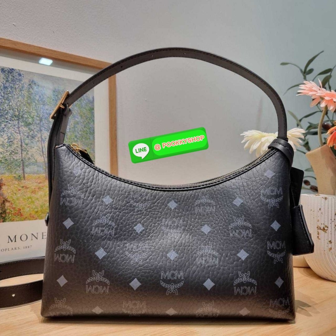 MCM AREN HOBO IN VISETOS 🔆 Details ฮอตฉ่ำมาก! กับกระเป๋าสะพายทรงโฮโบ ทรงสวยมาก ขนาดกำลังดี จุของได้เยอะ ใช้งานสะดวกด้วยการรูดซิป พิเศษแถมพวงหนังและชุดกุญแจล็อคมาให้ด้วย ถอดออกได้ นำไปใช้กับกระเป๋าใบอื่นได้ด้วย ภายในโล่งกว้าง ใส่ของสำคัญได้อย่างครบ