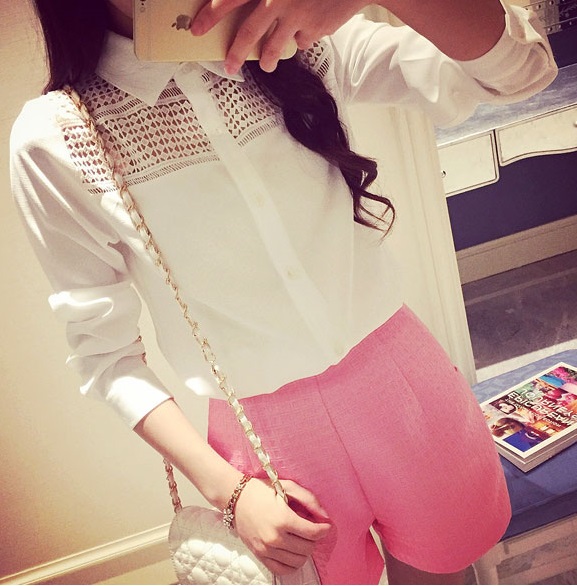 เสื้อเชิ๊ตแฟชั่น ตัดต่อลูกไม้หน้าอก กระดุมด้านหน้า สีขาว