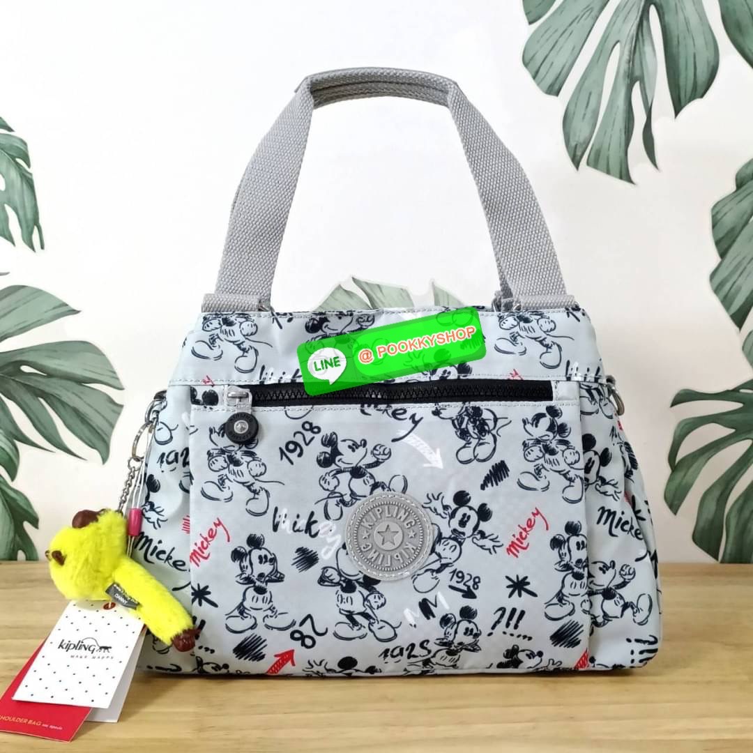KIPLING ELISE HANDBAG กระเป๋าถือและสะพายไหล่ วัสดุ Nylon +Polyester ขนาดกำลังพอดี จุของได้มาก มีหูจับสองสาย ถือสะดวก น้ำหนักเบา มีช่องซิป ด้านหน้า ช่อง กระเป๋าหลักเปิด-ปิดด้วยซิป มี3 ช่องว่างใส่ของได้จุมากๆ ใส่มือถือได้ กระเป๋าสตางค์ใบยาว และ เครื่องสำอาง