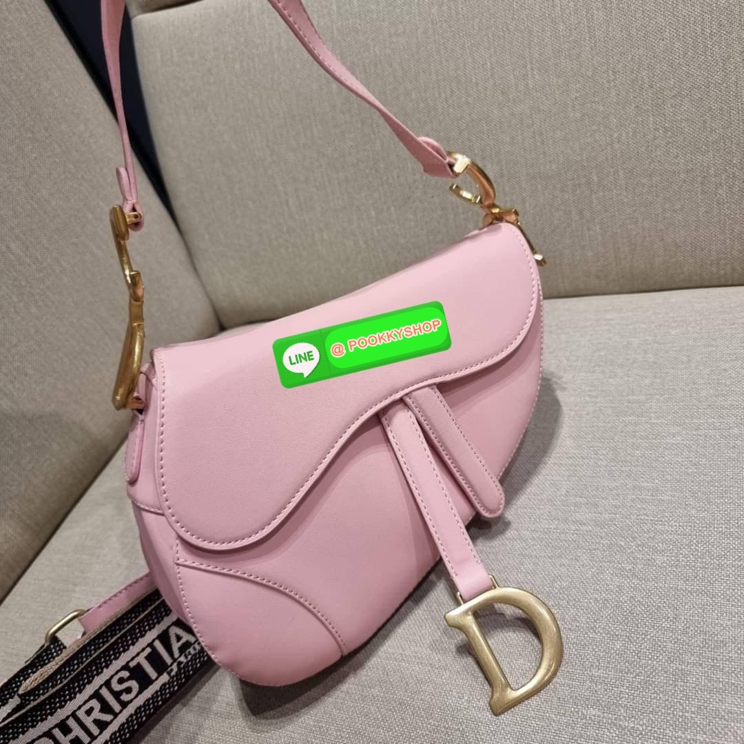 CD SADDLE BAG CALFSKIN กระเป๋าสะพายข้างพรีเมี่ยมกิ๊ฟ ทรงสวยไม่ซ้ำใคร กิมมิคในตัว ดูแพง ไซส์ใหญ่ ดีไซน์ย้อนยุค เป็นเอกลักษณ์สวยทุกแบบ เปิด-ปิดด้วยกระดุมแม่เหล็กซ่อน ใช้งานง่ายมากๆ ภายในเป็นช่องโล่ง มีช่องซิป วัสดุหนังลูกวัวฟอกสี ใส่ของสำคัญได้เลย หมดห่วง ม