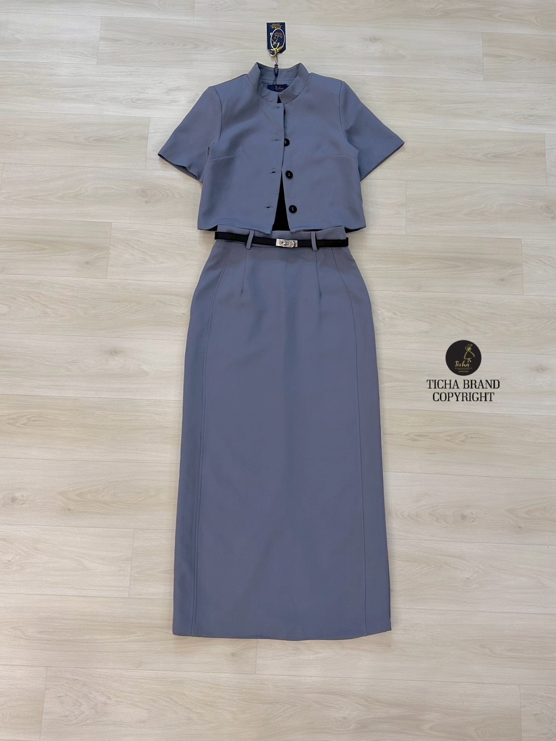 ชุดเซทแฟชั่น Set 4 ชิ้น เสื้อ+เสื้อครอป+กระโปรง+เข็มขัดเสื้อแขนสั้นสีเทา