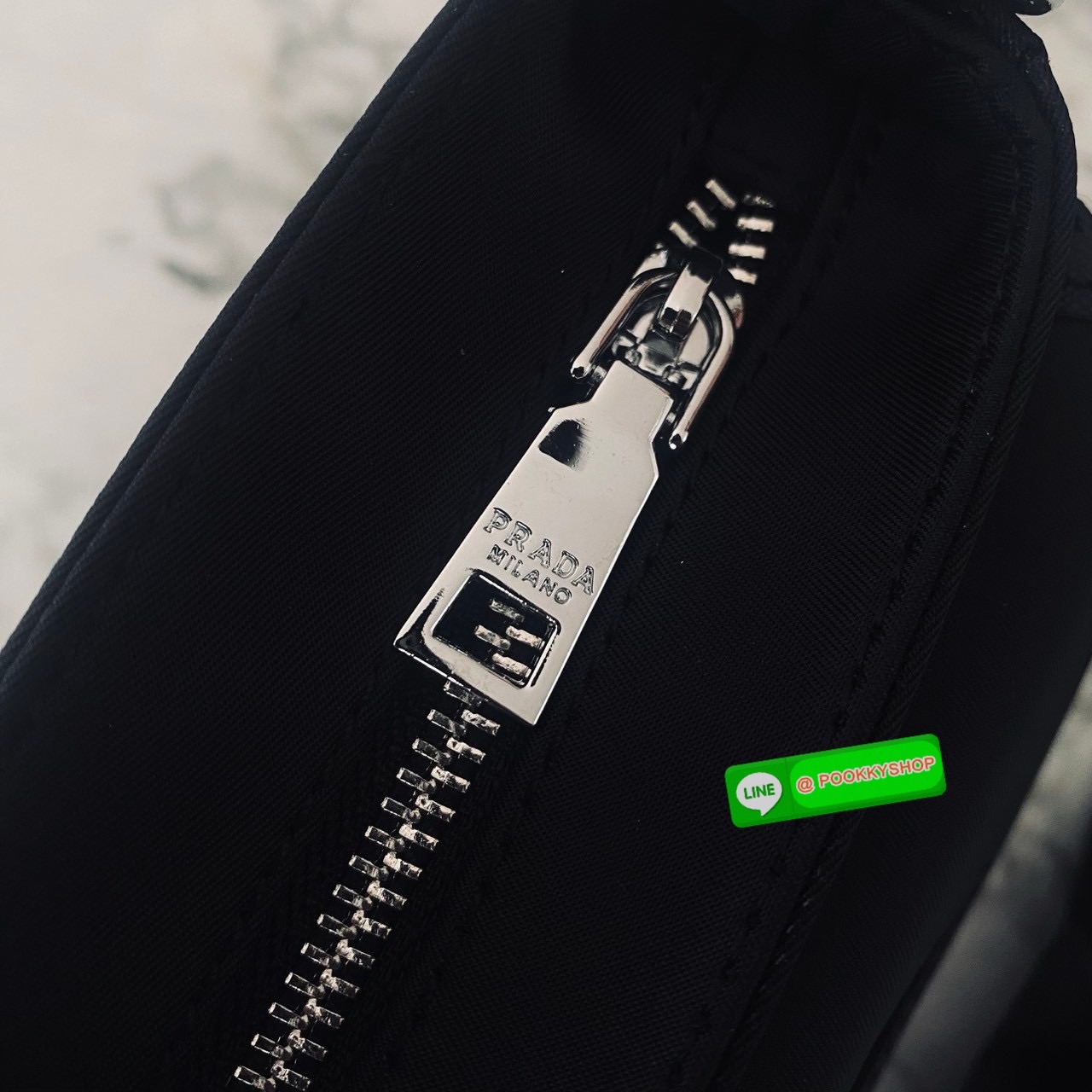 Prada Re-Nylon Messenger Bag กระเป๋าสะพายทรงแมสเซ็นเจอร์ รุ่น Unisex ใช้ได้ทั้งชายหญิง รุ่นยอดนิยมดีไซส์เรียบง่าย โทนสีดำคลาสสิกเข้าได้กับทุกลุค ขนาดกำลังดี สายสะพายยาวปรับระดับได้ สะพายไหล่หรือครอสบอดี้ก็ดูดี ดูเท่ห์ไปหมดจริงๆ ค่ะ