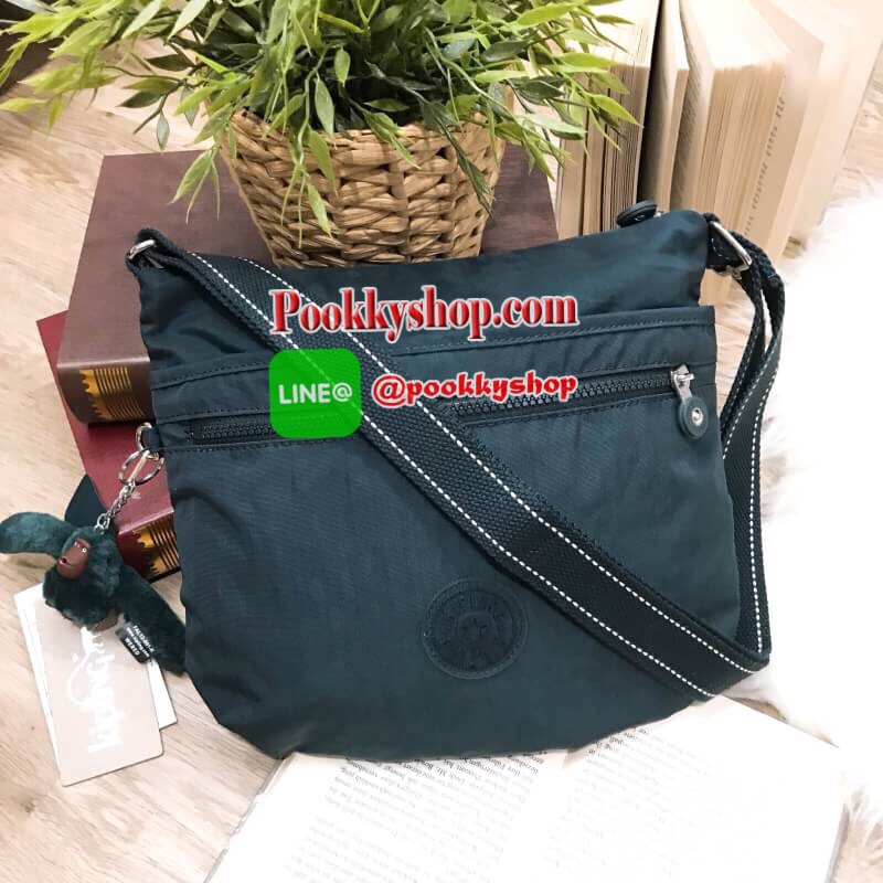พร้อมส่งรุ่นยอดนิยม! KIPLING ART O SHOULDER BAG กระเป๋าสะพายรุ่นใหม่ล่าสุดวัสดุ Nylon+Polyester 100% เปิดปิดด้วยซิปสะดวกใช้ หัวซิปเเบรนด์ ภายในมีช่องซิป ช่องใส่มือถือและสายคล้องพวงกุญแจ ด้านหน้ามี2ช่องซิป ด้านหลังมี1ช่องซิป พร้อมสายสะพายยาวเลื่อนปรับได้จะ