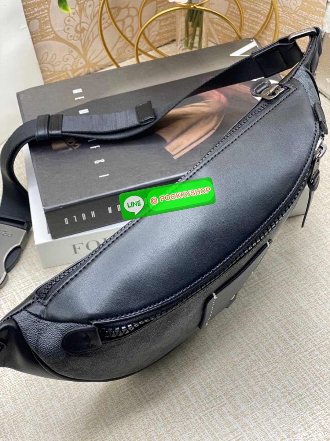 Coach 40345 Rivington Belt Bag In Signature Canvas สายแฟต้องร้องว้าว “ลายมีอยู่ทั่วไป…แต่ลายที่มี C อยู่ด้วย ใครเห็นก็รู้ว่า ‘เท่แบบ Coach’” Coach Charter Belt Bag ลาย C สุดเก๋ ทรงโค้งครึ่งวงรี คาดอกได้เท่ คาดเอวก็เก๋ ใครใส่ก็หล่อดูดี มีเอกลักษณ์เฉพาะตัว!