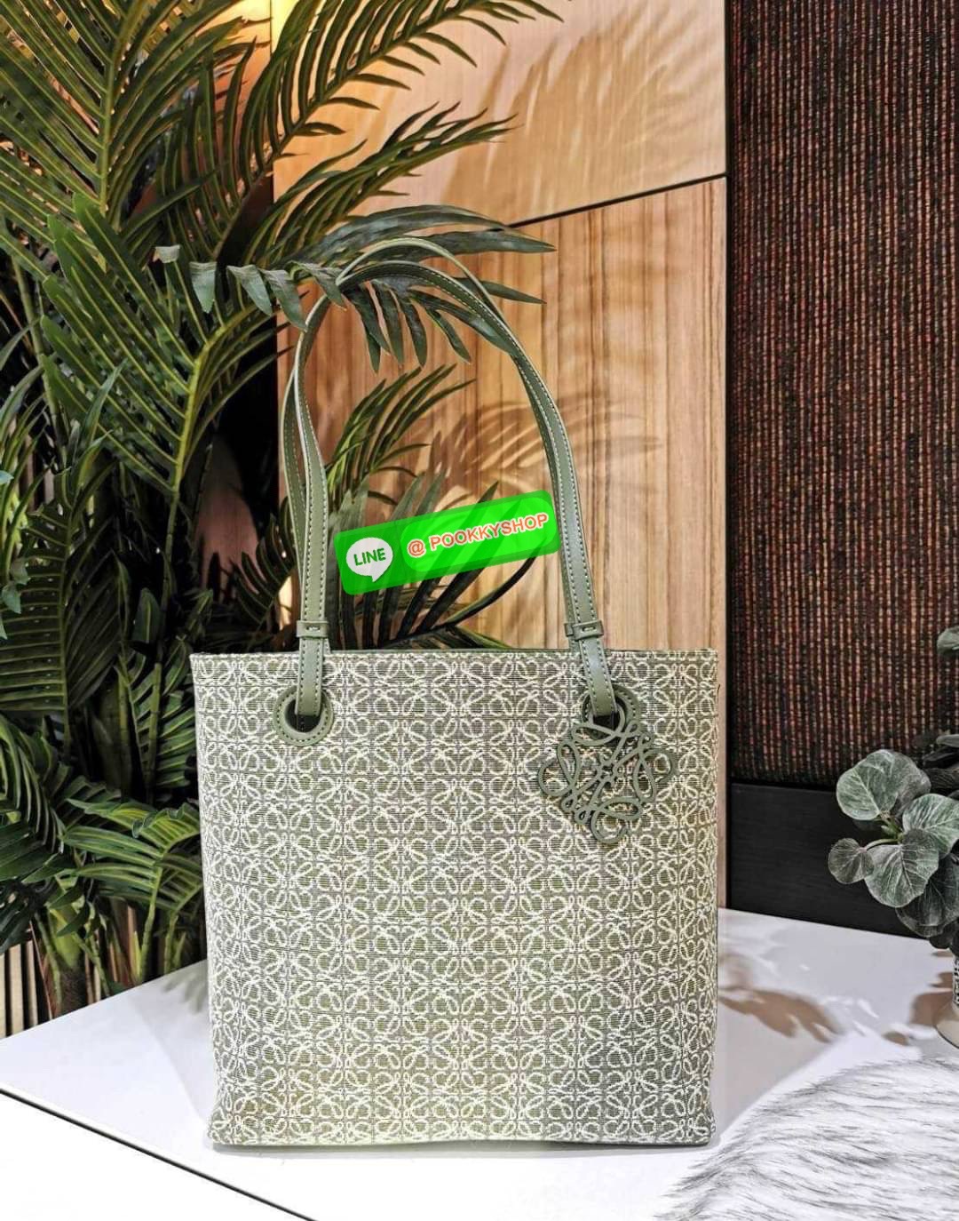 ✴️NEW ARRIVAL!✴️LOEWE ANAGRAM TOTE BAG VIP GIFT WITH PURCHASE GWP พรีเมี่ยมกิ๊ฟ Limited จาก LOEWE PERFUME DUTYFREE ไอเท็มใหม่! ดีไซน์สวยคงเอกลักษณ์ด้วยวัสดุ Anagram Canvas Jacquard Fabric ผสมผสานหนังแท้ Calfskin ลงตัวสุดคลาสสิค ขนาดกำลังดี น