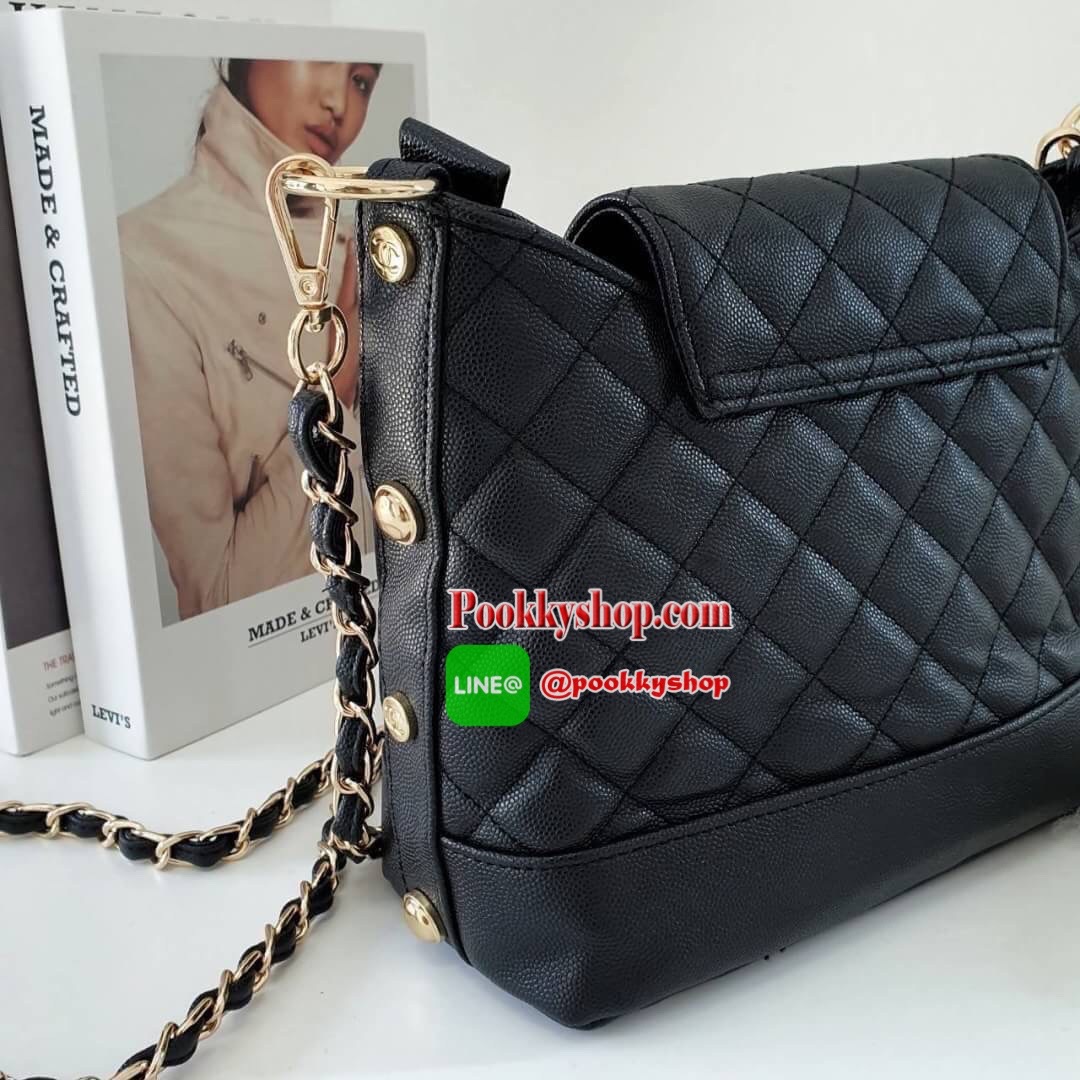 NEW ARRIVAL!! CHANEL VIP GIFT SHOULDER BAG รุ่น Limitedจากงาน VIP GIFT(GWP) ของแท้100% วัสดุหนังคาเวียร์เต็มใบ เปิดปิดด้วยซิปอะไหล่ทอง ด้านในใส่ของได้เยอะ มาพร้อมสายสะพาย2สายแบบ ทั้งสายโซ่สลับหนังและสายกนังคาเวียร์ ถนอมไหล่ ถอดออกได้ สวยหรูในราคาที่เอื้อม