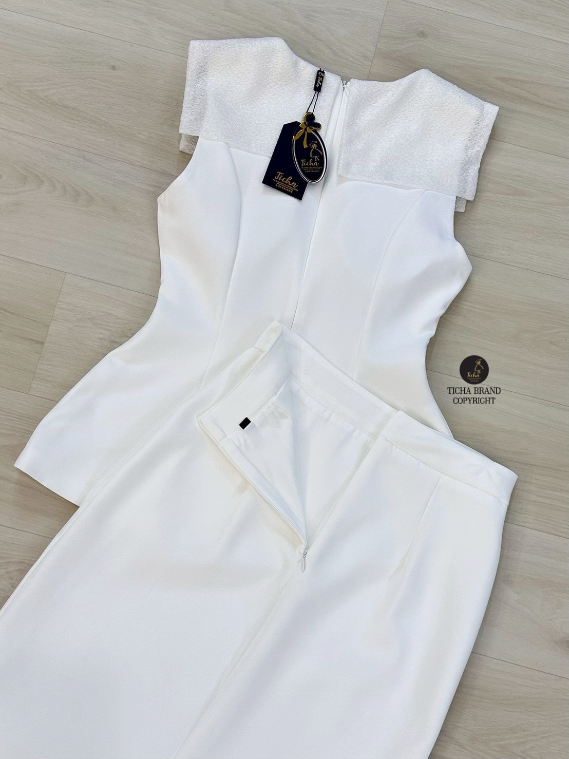 ชุดเซทแฟชั่นSet 2 ชิ้น เสื้อ+ กระโปรงยาว เสื้อแขนกุดสีขาวมีปกเสื้อแบบมีเท็กซ์เจอร์และแต่งอ่ะไหล่สีทอง