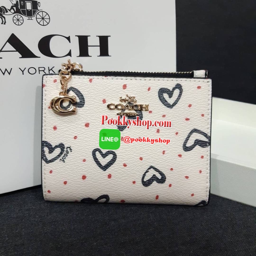 COACH 91058 SNAP CARD CASE WITH CRAYON HEARTS PRINT กระเป๋าสตางค์เก็บบัตร ลายปริ้นท์หัวใจเพ้นท์ ♥️ น่ารักน่าใช้ วัสดุหนังแคนวาสเคลือบ เปิด-ปิดด้วยกระดุม ภายในมีช่องใส่บัตร และใส่ธนบัตรได้ พร้อมช่องซิปแยกใส่เหรียญได้อีก พกพาง่าย สะดวก ไม่กินพื้นที่ก
