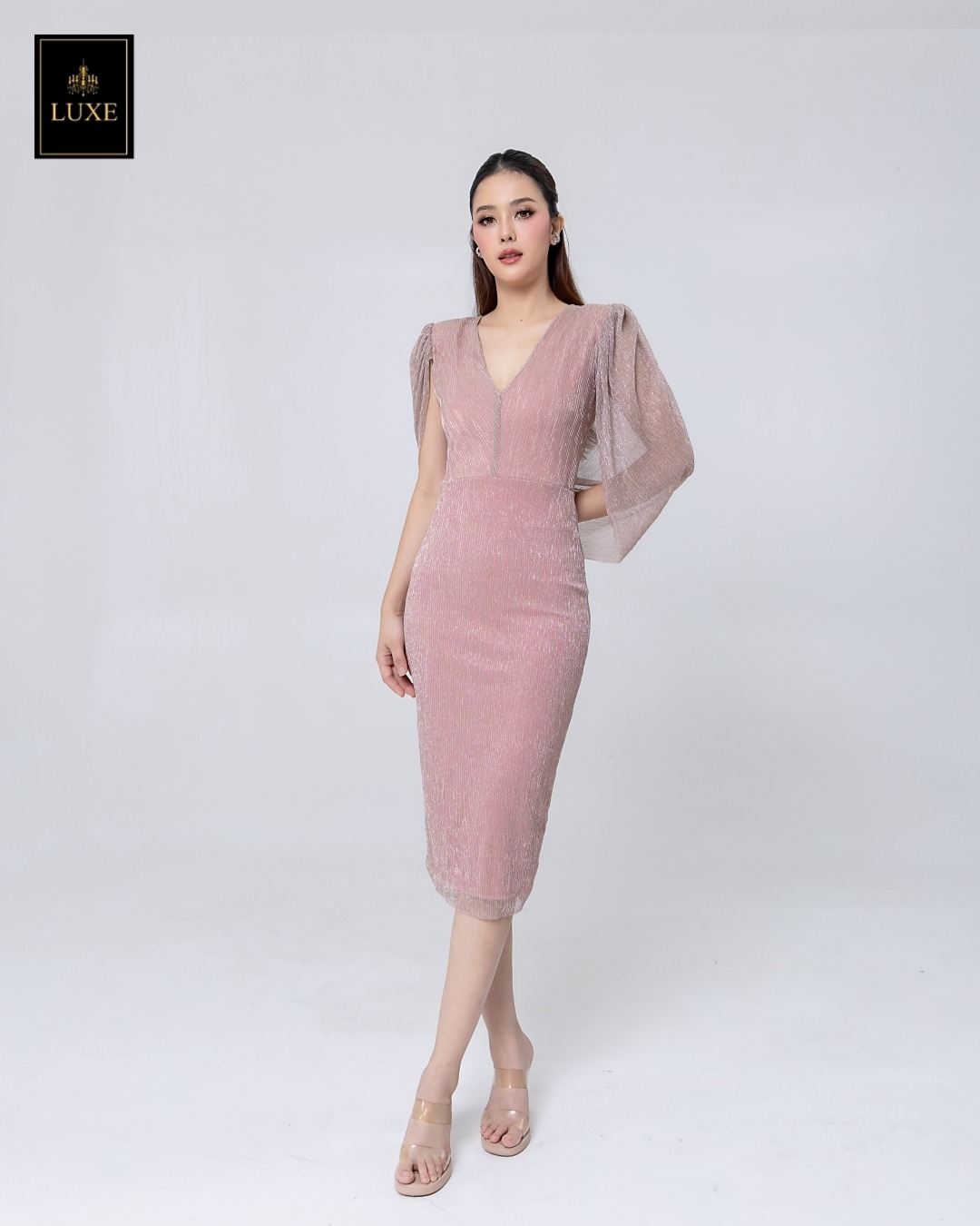 เดรสแฟชั่น เดรสเสื้อวี กระโปรงทรงสอบ มีผ้าคลุมไหล่คอถ่วงด้านหลัง ทำจากผ้าราเม่อัดพลีท