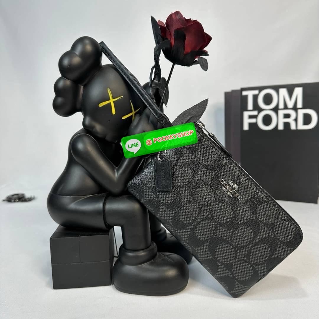 กระเป๋าคล้องมือ COACH 87591 DOUBLE CORNER ZIP WRISTLET IN SIGNATURE CANVAS (COACH 87591 ） กระเป๋าคล้องมือ2เซิปใหญ่ ลายCหนังและ ด้านในเป็นผ้า แบ่งเป็นช่องเล็กๆใส่เหรียญใส่แบงค์ใส่บัตร แล้วแต่จะใส่มีหลายช่อง ใส่โทรศัพท์ได้ทุกรุ่นพร้อมสายคล้องมือ