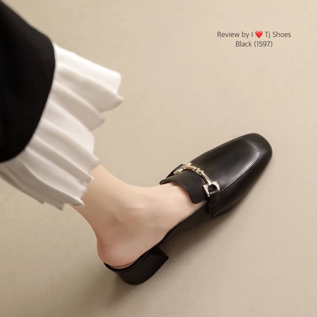 พร้อมส่งรุ่นนี้เก๋มาก ขายดีมากบอกเลยจ้า รองเท้านำเข้า หนังนิ่มมากๆ สวมใส่ง่ายใส่สบาย จับแมทกับชุดง่าย ใส่แล้วดูดีดูเกร๋มากๆ แถมใส่ได้ตลอด ไม่มีเอ้าท์ ของจริงงานดี สวยตรงปกแน่นอน เพราะทางร้านถ่ายรูปจากสินค้าจริง สวยเป๊ะมาก ควรมีไว้เป็นคู่โปรด เป็นรุ่นที่ทา