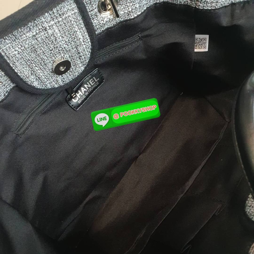 กลับมาพร้อมส่งอีกครั้ง!! รอบนี้มีมาให้เลือก8สี เลยค่ะ กับรุ่นที่สาวๆรอคอย CHANEL CANVAS TOTE BAG จากงานพรีเมี่ยม VIP GIFT รุ่นดังเลยค้า SIZE ใหญ่อลัง ตัวกระเป๋าเป็นผ้า CANVAS เนื้อดีสมราคา อะไหล่เงินปั้มแบรนด์แท้ทั้งใบ ด้านหน้าปัก logo แบรนด์สุดหรู จุของไ