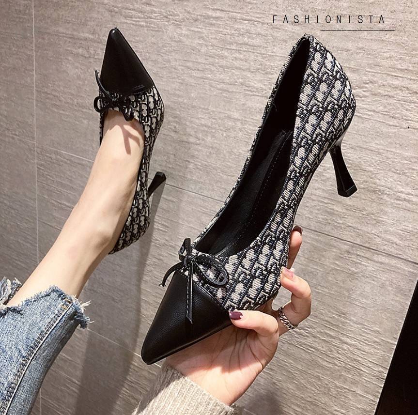 สินค้าล็อตใหม่เข้าเพิ่ม พร้อมส่งค่ะ หรูหราดูดีมีระดับ งานสวยมากเว่อร์!! รองเท้าคัชชูส้นสูงทรง casual วัสดุหนัง pu เนื้อหนาขึ้นทรงคุณภาพดี บุผ้าทอลายสไตล์แบรนด์ดิออร์ ส้นสูง 7 c.m. เพิ่มความเก๋ตกแต่งโบว์ด้านหน้า ใส่แล้วดูเท้าเรียว ลุคนี้เรียบหรูดูแพงมากๆค่