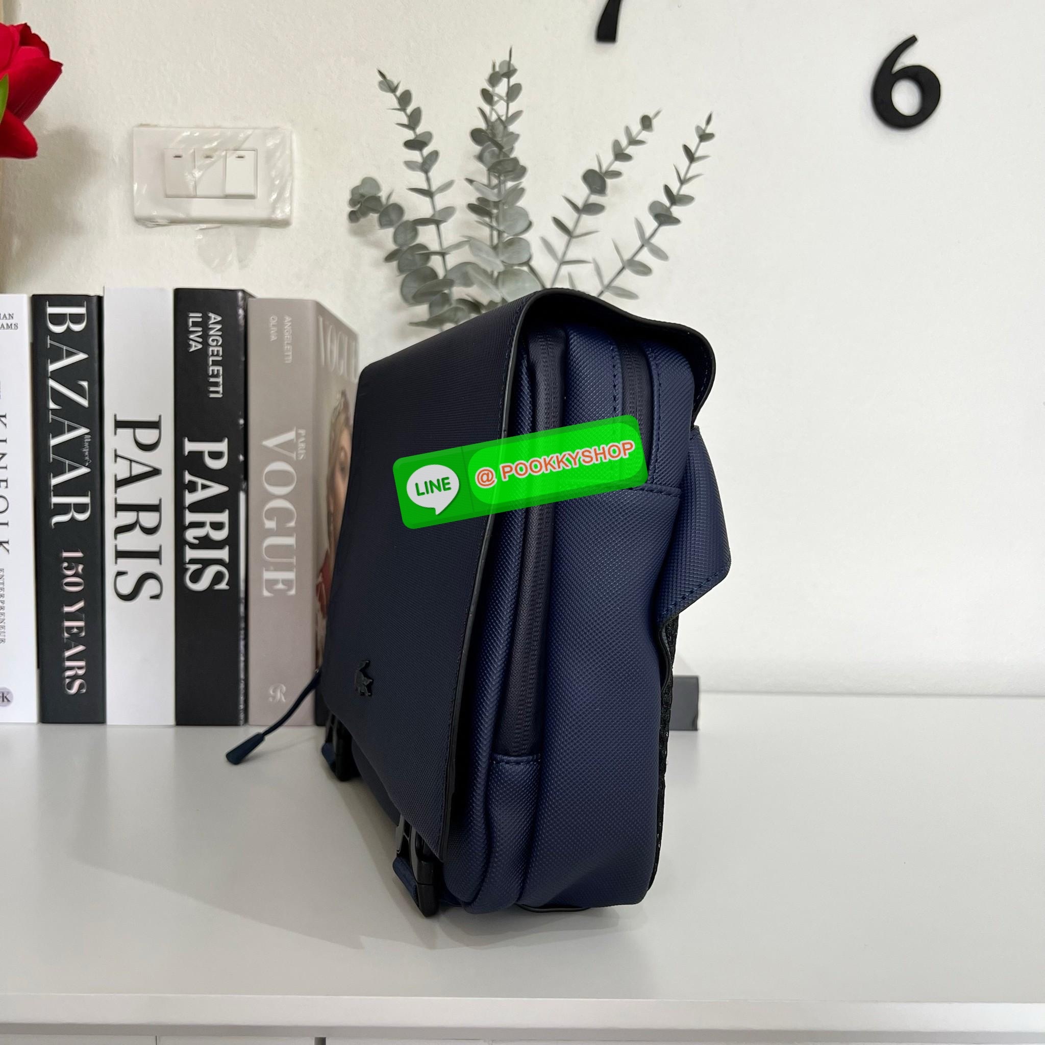 Men's L.12.12 Clipped Flap Adjustable Shoulder Strap Small Pouch วัสดุ PVC คุณภาพดีตามแบบฉบับแบรนด์ น้ำหนักเบา กันน้ำ ด้านหน้ามีโลโก้เหล็ก ฝาเปิดปิดด้วยคลิปล๊อค 2 ด้าน ช่องหลัก ด้านในมีช่องซิปพร้อมหัวซิปแบรนด์ ใส่กระเป๋าสตางค์ใบยาว ipad มือถือ ของจุก