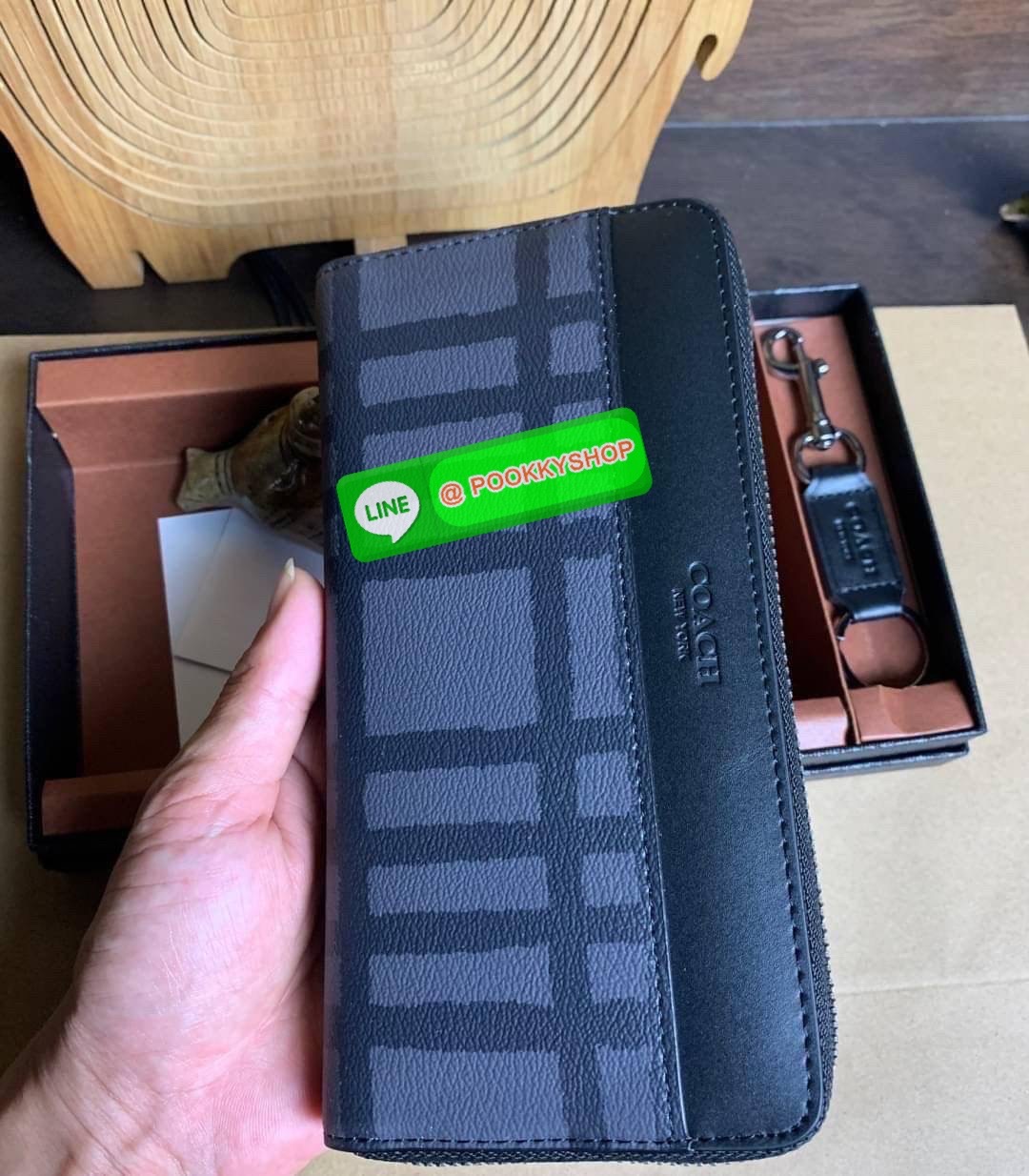 COACH ACCORDION ZIP WALLET IN SIGNATURE CANVAS กระเป๋าสตางค์ใบยาว ซิปรอบ ใช้งานง่าย ด้วยฟังค์ชั้น ด้านใน ใส่บัตรได้จุใจ มีช่องซิปใส่เหรียญตรงกลาง โดนใจหลายๆคนไปเรียบร้อยและคลาสสิค เรียบหรูดูแพงตลอดกาล ยกให้รุ่นนี้เลย