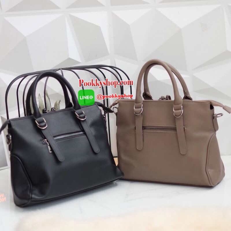 ทรงสวยขายดีมาก จากแบรนด์ KEEP ทรง รุ่น Parish hand bag with cute taddy จุดเด่นที่ >หนังเนื้อดี นิ่มมาก >น้ำหนักเบา >ถือสะพายเข้าง่ายกับทุกชุด >ขนาดกระเป๋ากำลังดีคะ ใส่ กปต ยาว ไอแพด จุคุ้ม > มีช่องย่อยแบ่งเก็บของด้านใน ถึง 3 ช่องใหญ่ แยกเก็