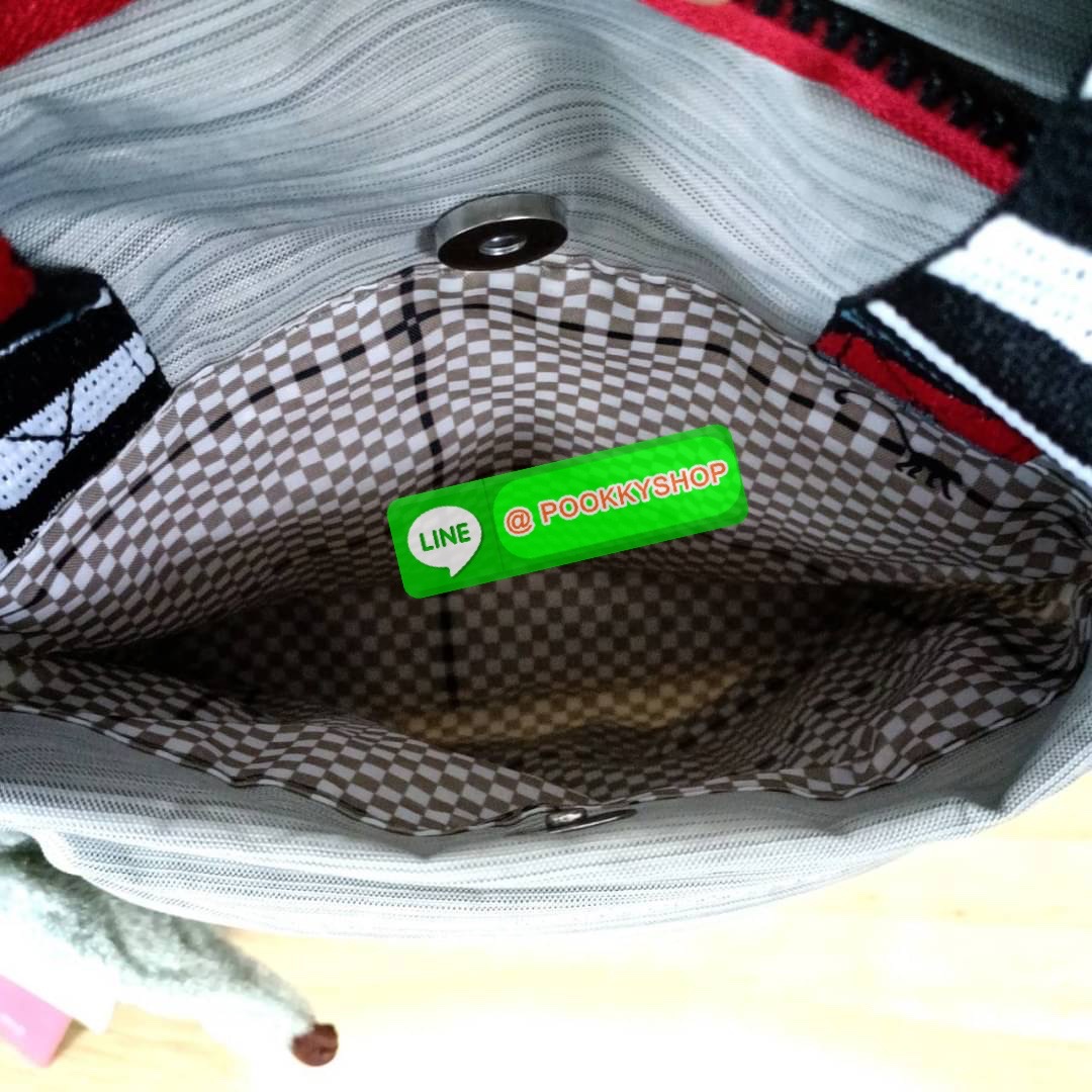 KIPLING 3 WAYS MINI BACKPACK ซับในลายตาราง กระเป๋าสะพาย 3 Ways รุ่นใหม่ วัสดุ Nylon & Polyester 100% หูหิ้วหนังปั๊มชื่อแบรนด์ สายสะพายยาวเลื่อนปรับได้ free size และ สามารถถอดได้ สามารถถือหรือสะพายได้ จะสะพายไหล่ สะพายเฉียง Crossbody หรือจะคล้องสายเป็นเป้ส