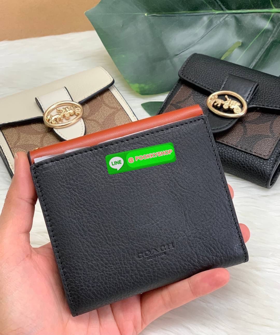 COACHGEORGIE SMALL WALLET IN SIGNATURE ((6791//7250) พร้อมส่ง!! กระเป๋าเงินใบสั้น หนังแท้ชั้นดีค่ะ! 🌈ด้านหน้าสวยหรูด้วยอะไหล่โลโก้แบรนด์ พร้อมเป็นช่องกระดุมสำหรับใส่เหรียญและช่องเสียบบัตรหนึ่งช่องนะคะ
