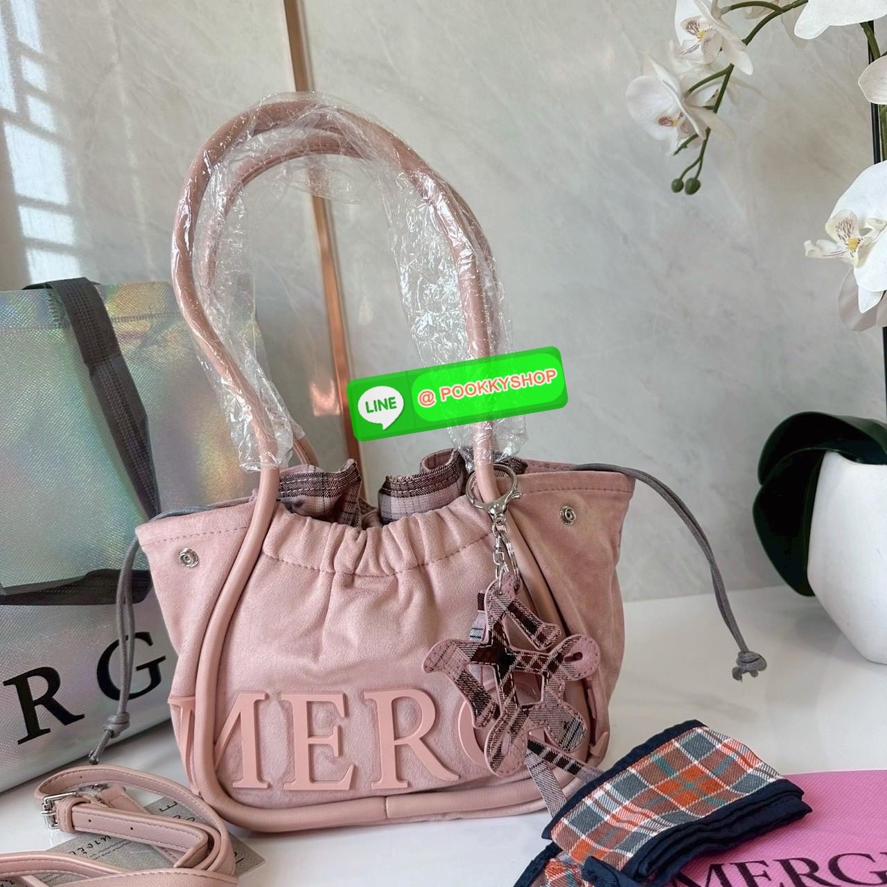 A Day Bag Mini’ in suede กระเป๋าหนังกลับเนื้อเนียน สายเกาหวานปนเท่ MERGE คอลเลกชันพิเศษ ดีไซน์เก๋พร้อมพวงกุญแจลายพิเศษ เข้าเซ็ตสุดคุ้ม!ใบเล็กสามารถ พกพาง่าย น้ำหนักเบา กระเป๋าหูรูดด้านใน ผลิตจากผ้าลายสก็อต ตัวกระเป๋ามี Snap ด้านข้าง ที่สามารถพับปีกกระเป๋า