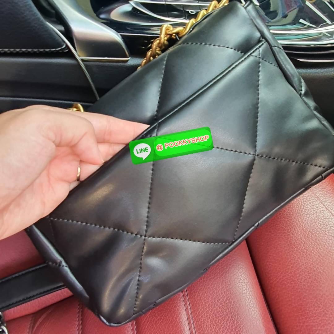 ต้อนรับเทศกาลแห่งความสุข กับกระเป๋างานกิฟท์ CHANEL VIP GIFT CROSSBODY BAG ทรงหรู หนังพียูพรีเมี่ยมหนังนิ่ม อะไหล่ทองวินเทจผสมเงิน มีหนังรองบ่า สวยหรูมากเปิดปิดด้วยตัวหมุน ด้านในบุผ้าสีแดงใส่กระเป๋าสตางค์ได้ถึงใบยาว มือถือได้ทุกรุ่น พร้อมช่องซิปให้อีกหนึ่ง