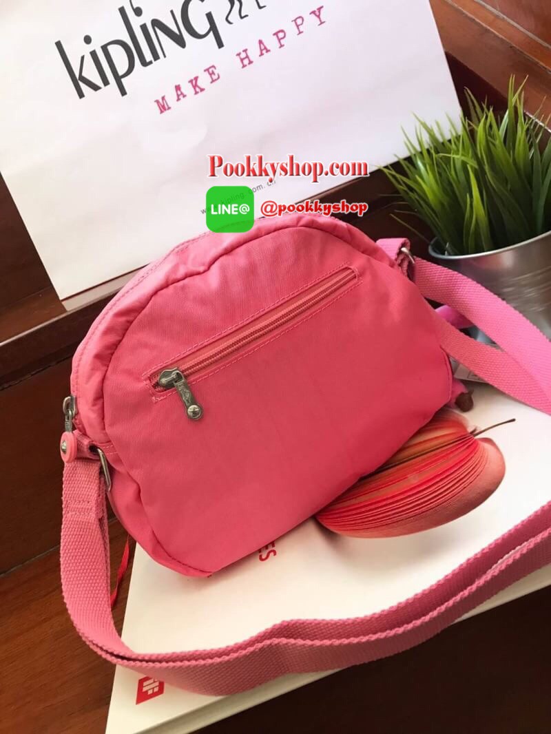 Kipling Flax Shoulder Bag กระเป๋าสะพายข้างทรงcrossbody ปรับความยาวสายให้เข้ากับลำตัวได้ฟรีไซส์ วัสดุไนล่อนคุณภาพสูงและน้ำหนักเบา กันน้ำได้ ด้านหน้ามีช่องให้หนึ่งช่อง เปิดปิดช่องซิปหลัก แบบซิปเดียว ภายในกว้างและมีช่องซิป/ช่องเล็กให้ใส่ของจุกจิก ด้านหน้าประ