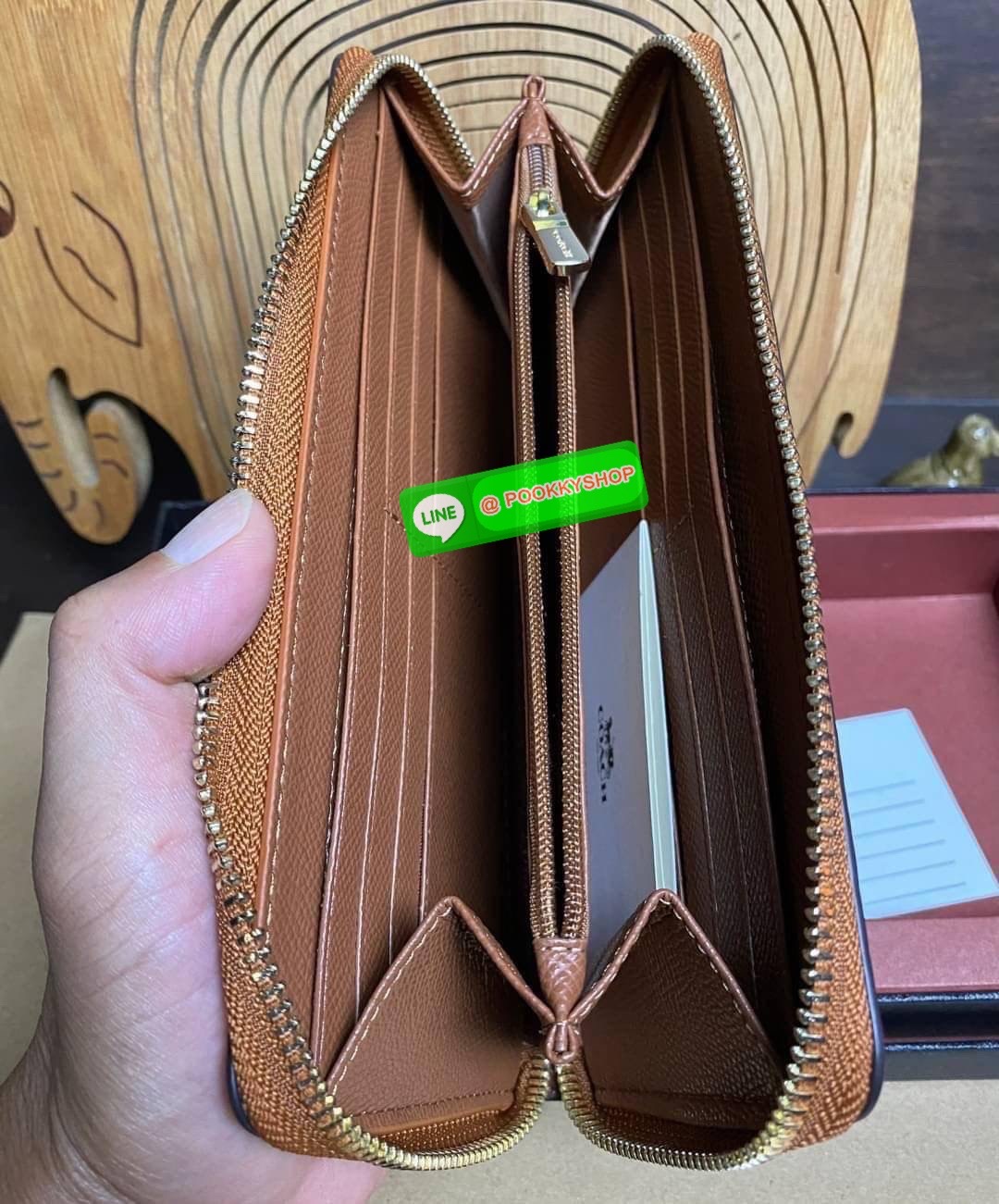 พร้อมส่ง 📌อุปกรณ์มาพร้อมกล่อง/แคร์การ์ด/ถุงกระดาษ/พวงกุญแจ COACH ACCORDION ZIP WALLET IN SIGNATURE CANVAS กระเป๋าสตางค์ใบยาว ซิปรอบ ใช้งานง่าย ด้วยฟังค์ชั้น ด้านใน ใส่บัตรได้จุใจ มีช่องซิปใส่เหรียญตรงกลาง โดนใจหลายๆคนไปเรียบร้อยและคลาสสิค เรียบหรู