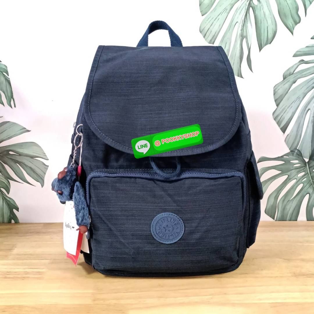 Kipling City Pack Medium Backpack กระเป๋าเป้ Kipling ขนาดกลาง วัสดุ Polyester 100% มีหูหิ้วด้านบน -ด้านหลัง มีซิปหลัง 1ช่องลึก -ด้านข้างมีช่องใส่ของเล็กน้อยทั้ง 2 ด้าน เปิด-ปิด ด้วยกระดุมแม่เหล็ก -ด้านหน้ามีช่องซิปใส่ของแยก 1 ช่อง และ ช่องปรับขนาดด้วยสายล