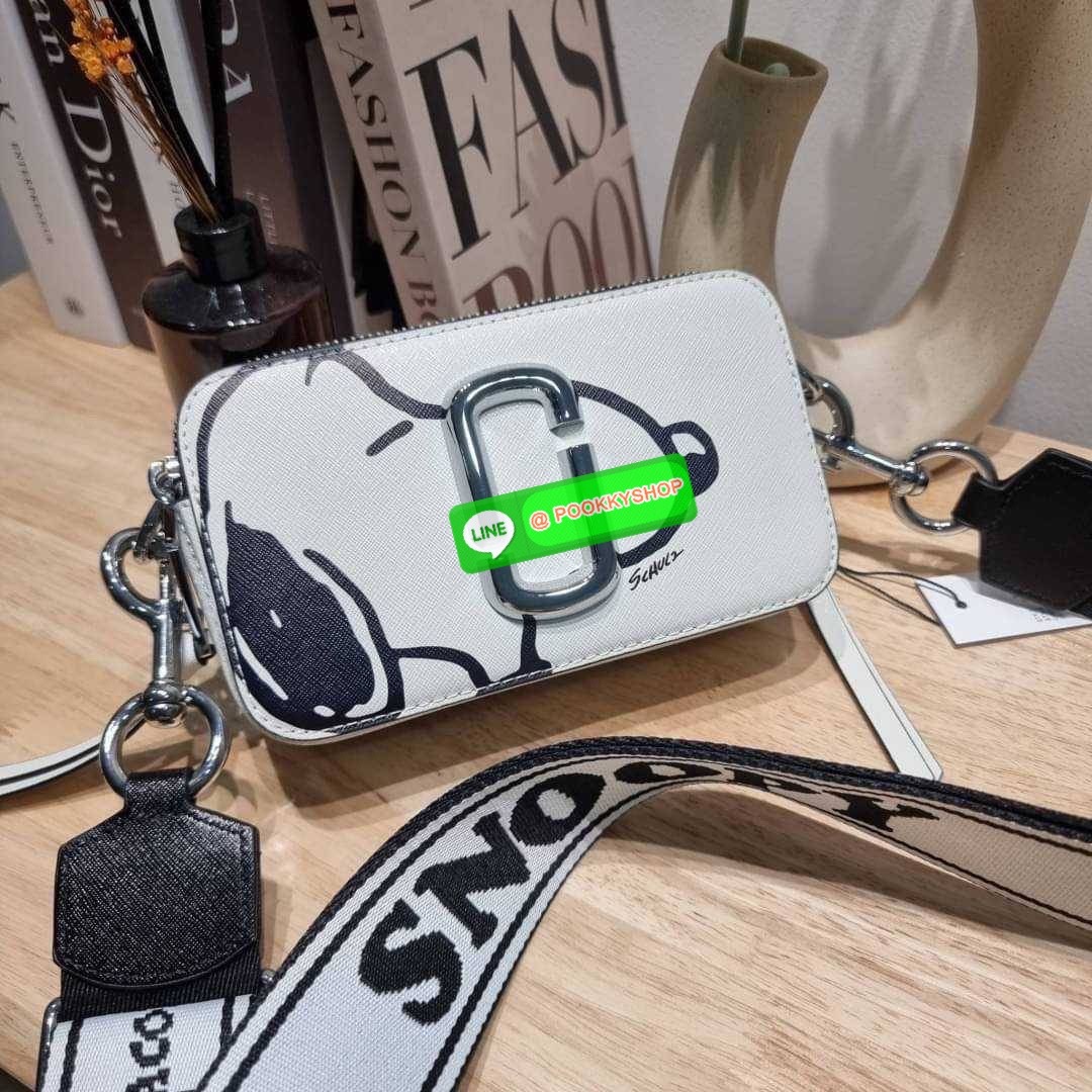 PEANUTS × MARC JACOBS THE SNAPSHOT CROSSBODY BAG คอลเลคชั่นแสนคิวท์ ที่ยกขบวนเหล่าซุปตาร์การ์ตูนมาให้แบบจัดเต็ม กับไอเท็มยอดฮิตที่โดดเด่นเป็นเอกลักษณ์ กระเป๋าสะพายข้างสุดปัง ดีไซน์ลายพรินท์ตัวการ์ตูนสุดฮอต เรียกได้ว่าไม่ซ้ำใคร!! วัสดุหนังวัว สวยอยู่ทรง เป