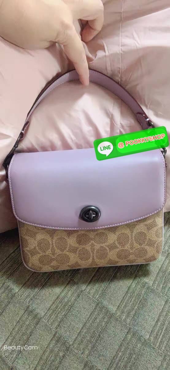 COACH 89089 CASSIE CROSSBODY 19 IN SIGNATURE CANVAS คัมแบ็คแล้วจ้า!! เรียบหรู ดูดี ต้องไอเท็มนี้เลย!! กระเป๋าสะพายข้าง สุดพิเศษ!! มีสายมาให้ถึง 3 แบบ!! สลับใช้แมทช์ตามสไตล์ได้เลย วัสดุหนังแคนวาสสลับหนังแท้ บอกเลยว่าสวยทุกสีนะคอลนี้ เปิด-ปิดด้วยตัวบิดล็อค