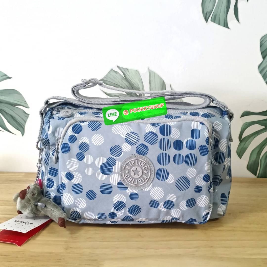 KIPLING RETH CROSSBODY BAG ซับในตาราง วัสดุ Nylon +polyester กระเป๋าสะพายข้างหรือ สะพาย Crossbody ได้ ช่องหน้าเปิด-ปิด ด้วยซิป พร้อมช่องแยกบ่อยด้านข้าง ช่องหลัก 2 ช่อง ด้านในโล่งกว้าง สามารถจุสัมภาระได้เยอะ พร้อมช่องซิปหลัง สายสะพายปรับระดับสั้น-ยาว ได้ f